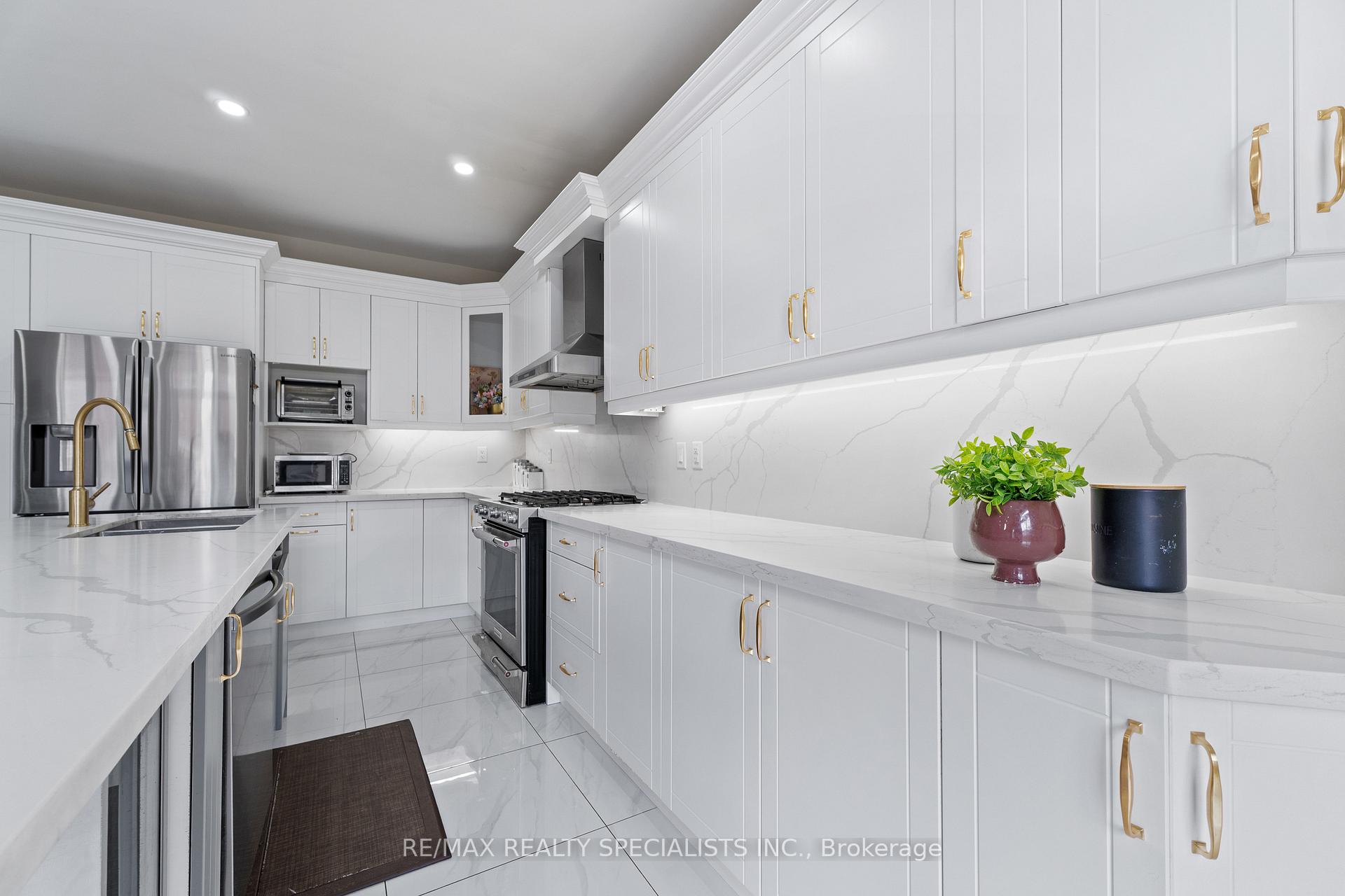 Photo 5 of 60 Vanwood Crescent, Brampton, Vales of Castlemore — HOMEH