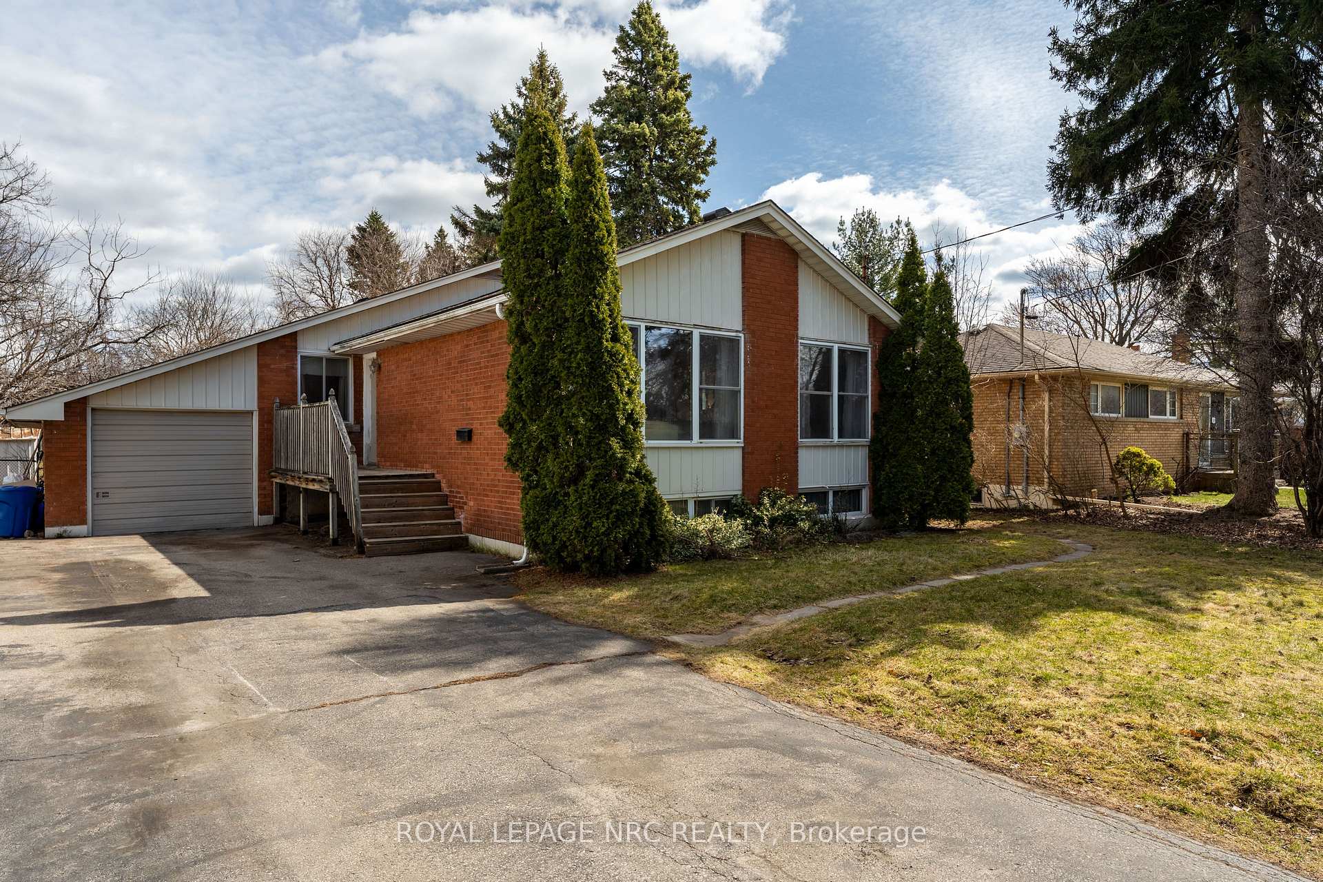 Photo 2 of 1053 Maplehurst Avenue, Burlington, LaSalle — HOMEH