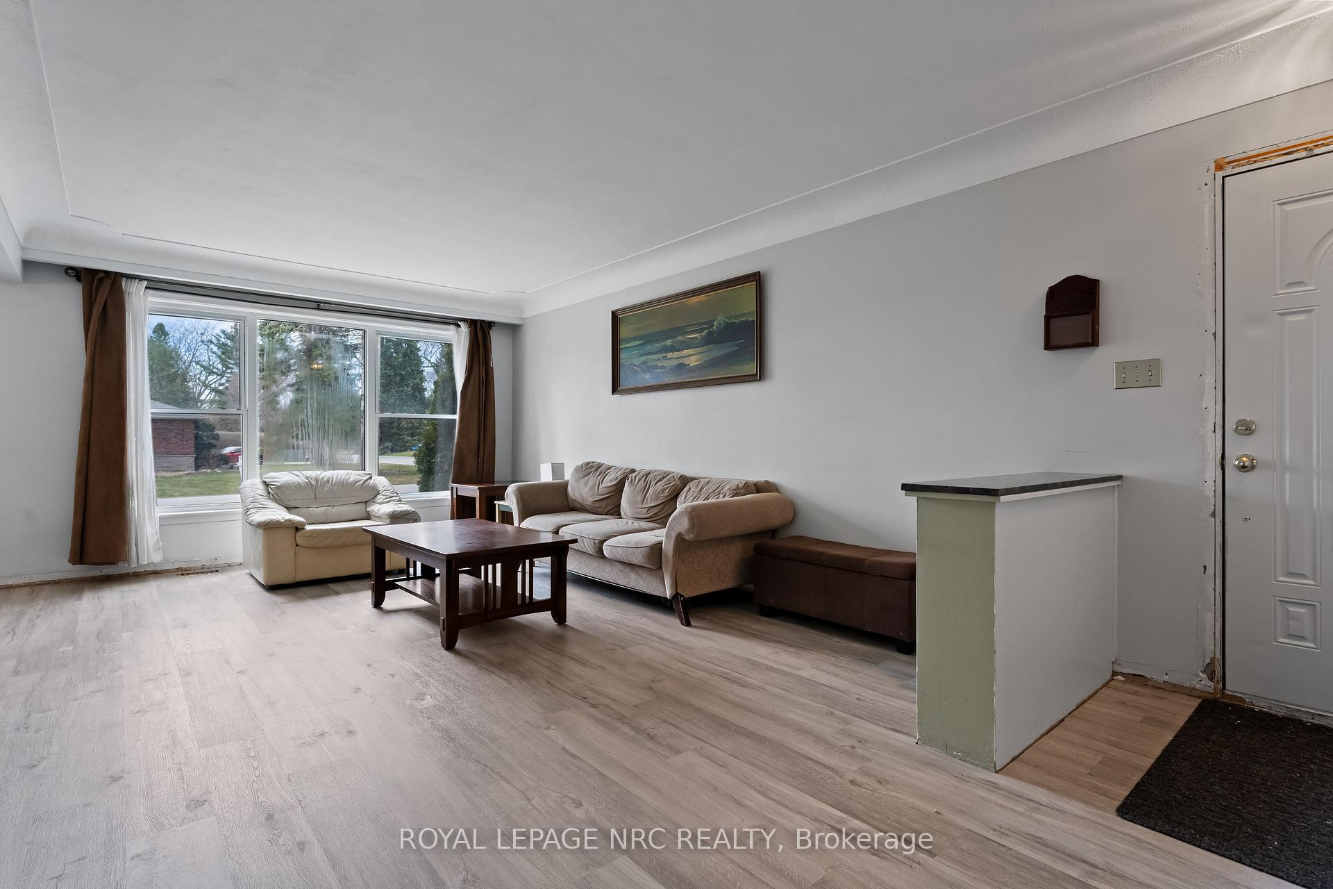 Photo 5 of 1053 Maplehurst Avenue, Burlington, LaSalle — HOMEH