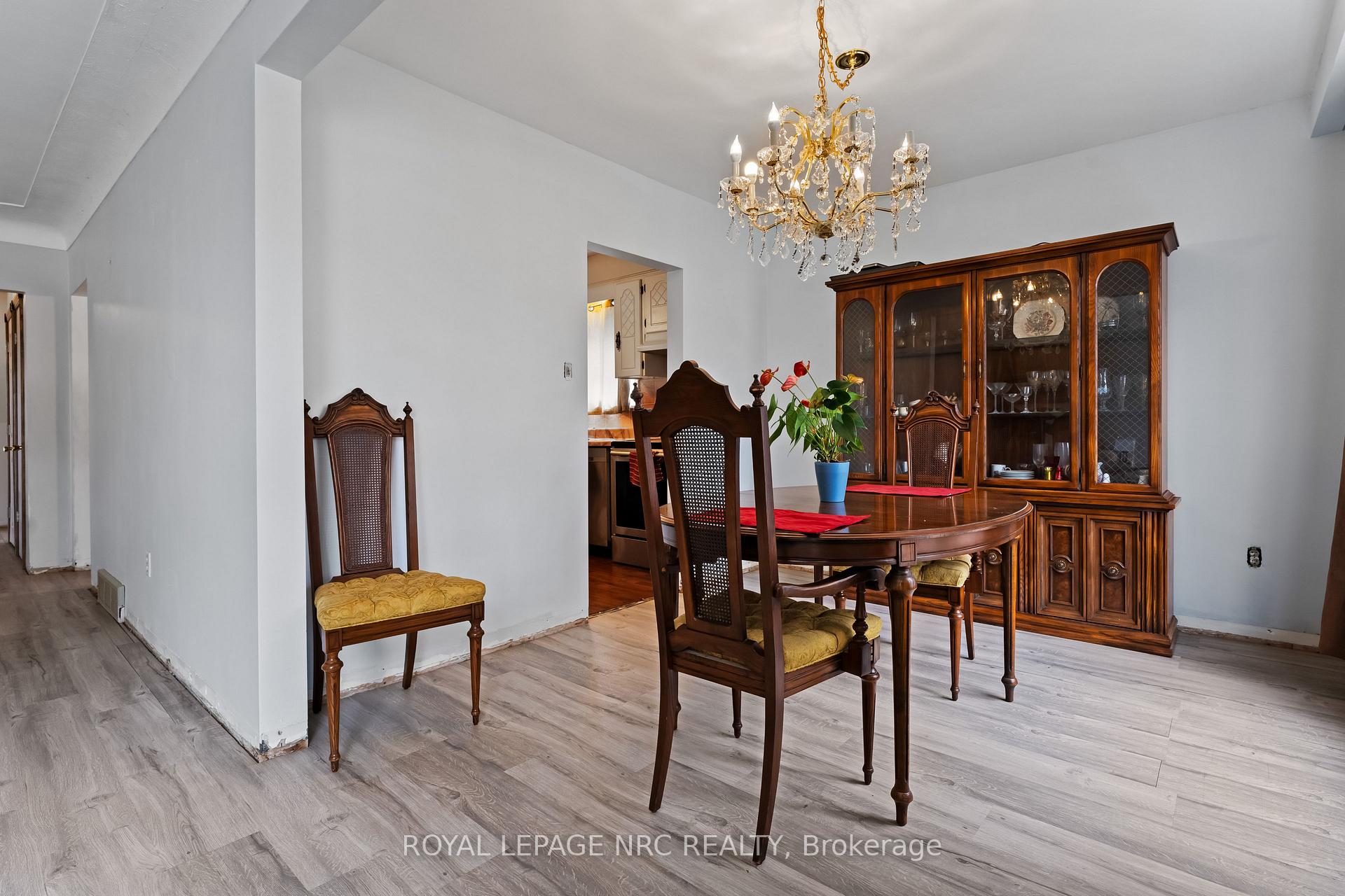 Photo 8 of 1053 Maplehurst Avenue, Burlington, LaSalle — HOMEH