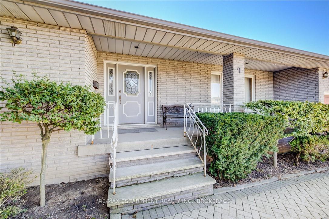 Photo 2 of 9 Stonecliff Court, Hamilton, Gilkson — HOMEH