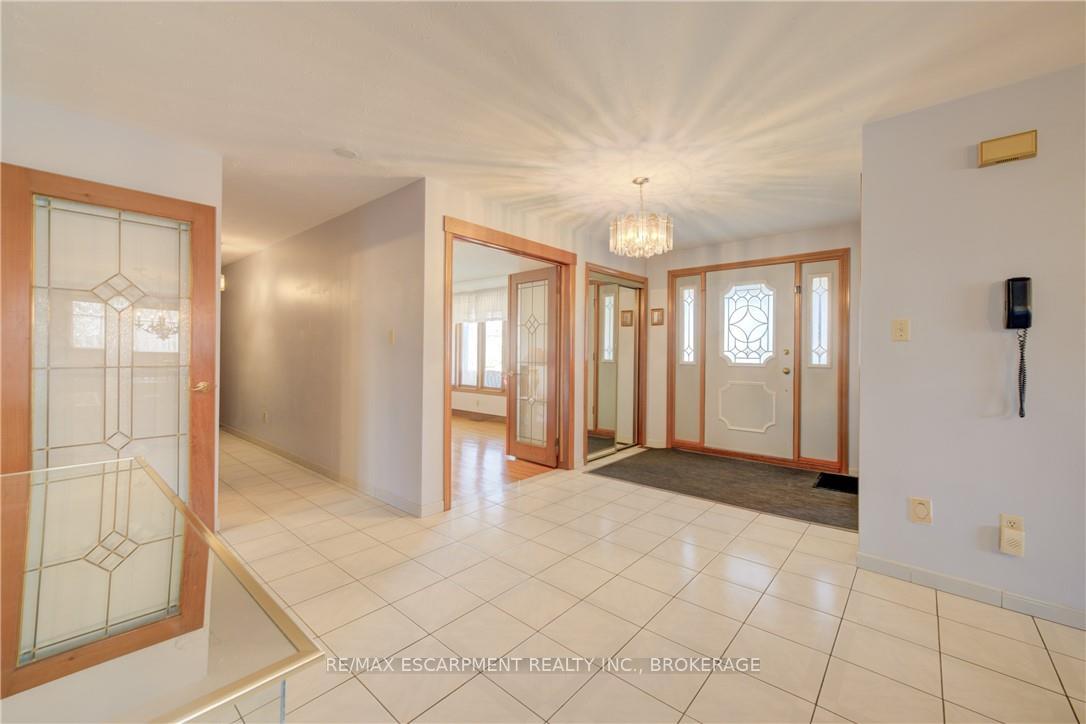 Photo 3 of 9 Stonecliff Court, Hamilton, Gilkson — HOMEH