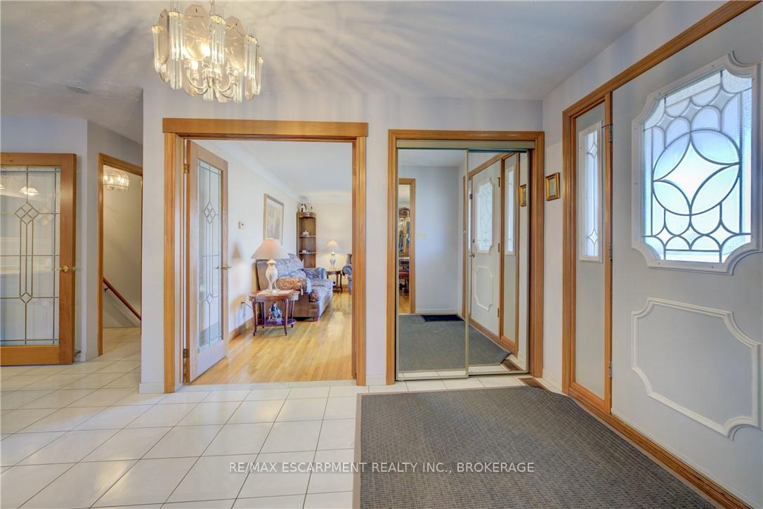 Photo 5 of 9 Stonecliff Court, Hamilton, Gilkson — HOMEH