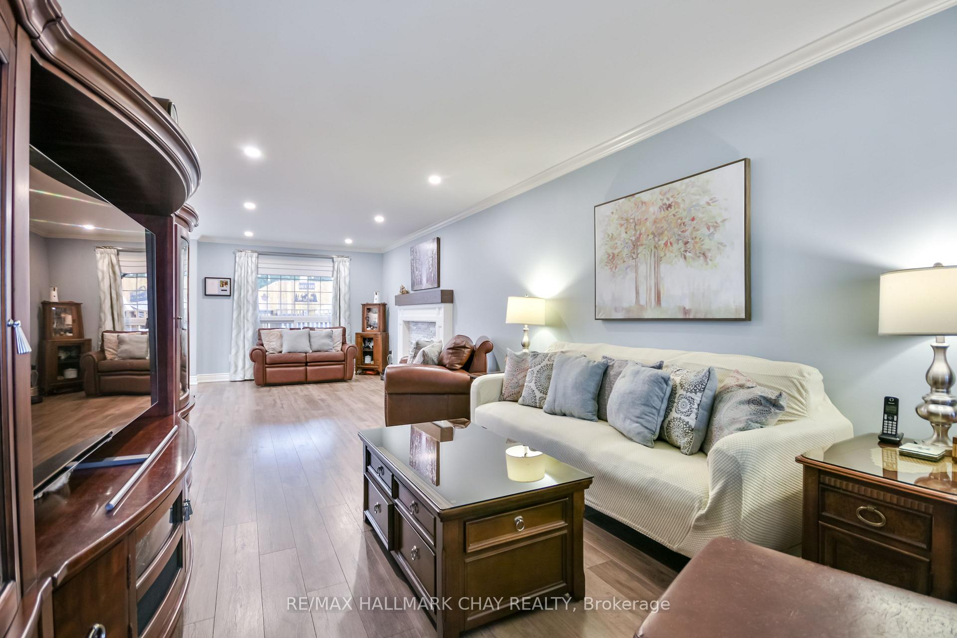 Photo 4 of 22 Emms Drive, Barrie, Holly — HOMEH