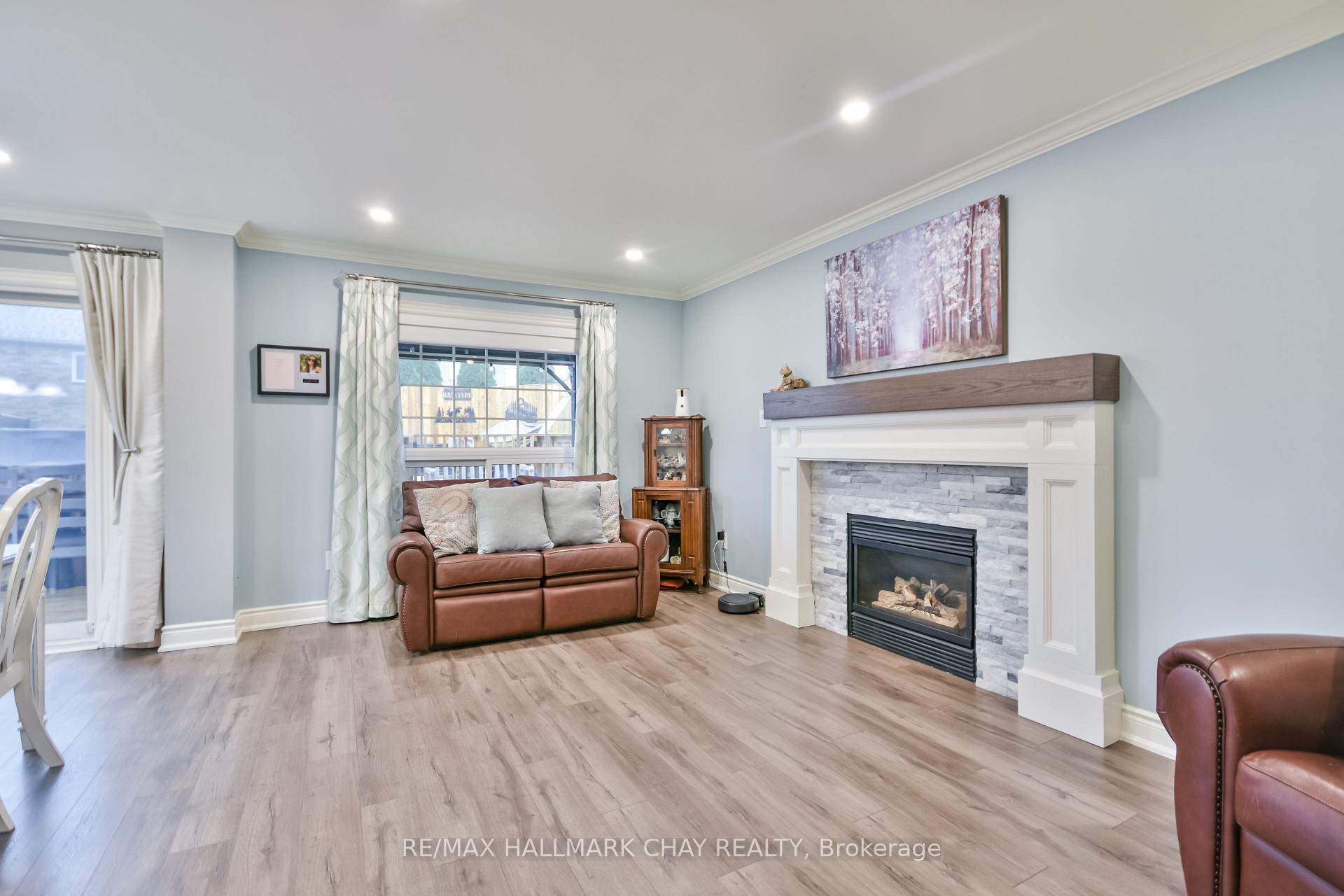 Photo 6 of 22 Emms Drive, Barrie, Holly — HOMEH