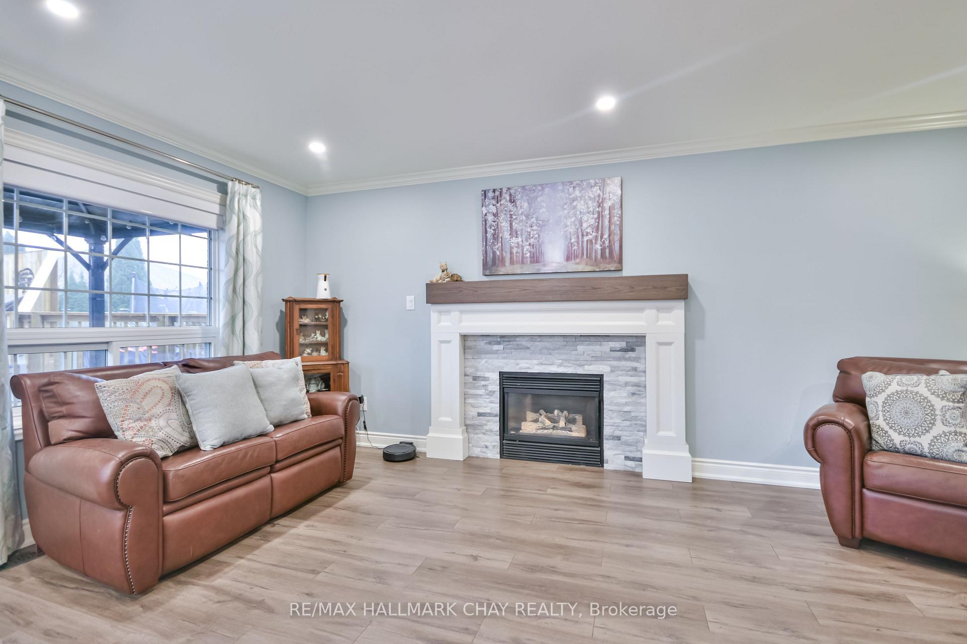 Photo 7 of 22 Emms Drive, Barrie, Holly — HOMEH
