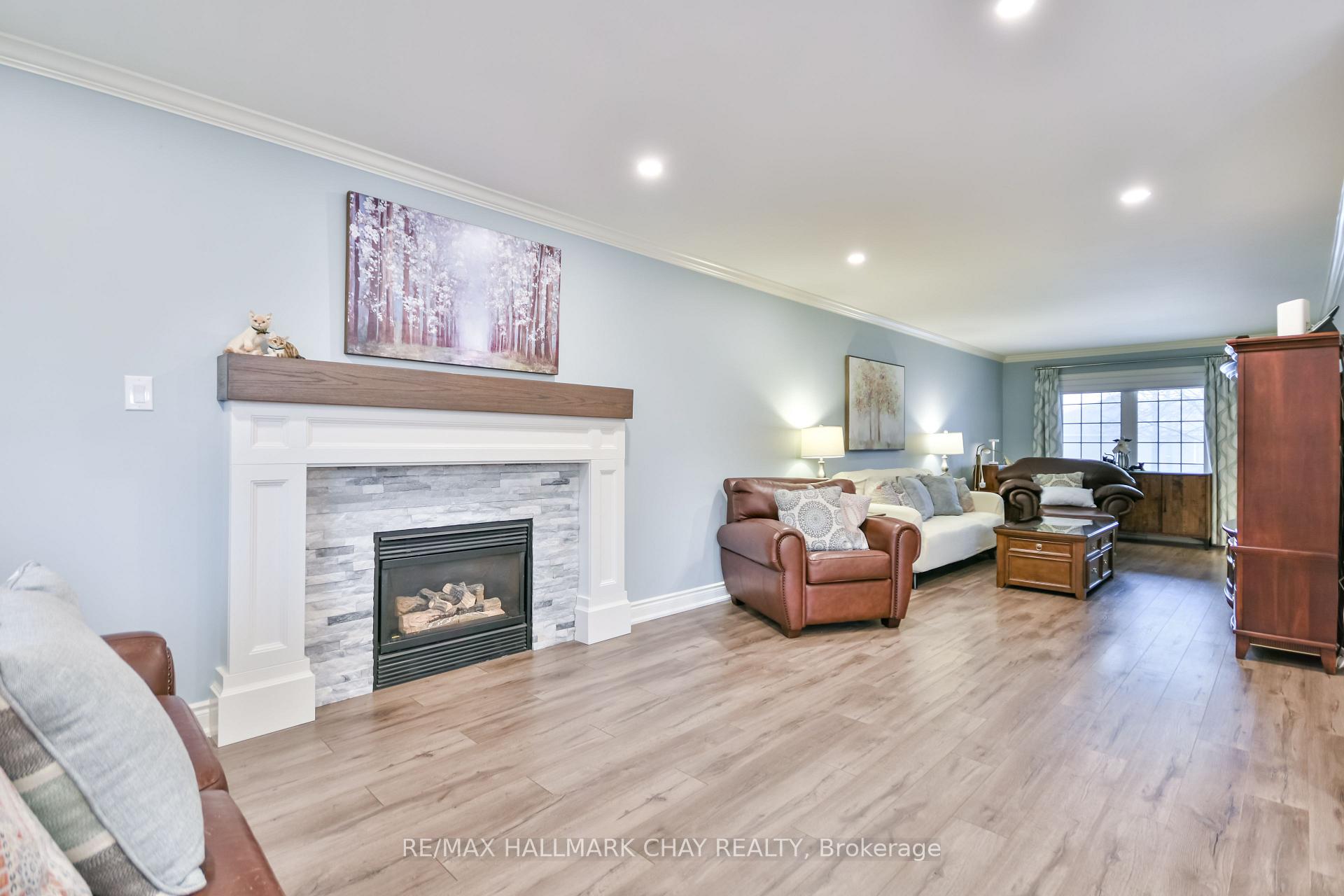 Photo 8 of 22 Emms Drive, Barrie, Holly — HOMEH