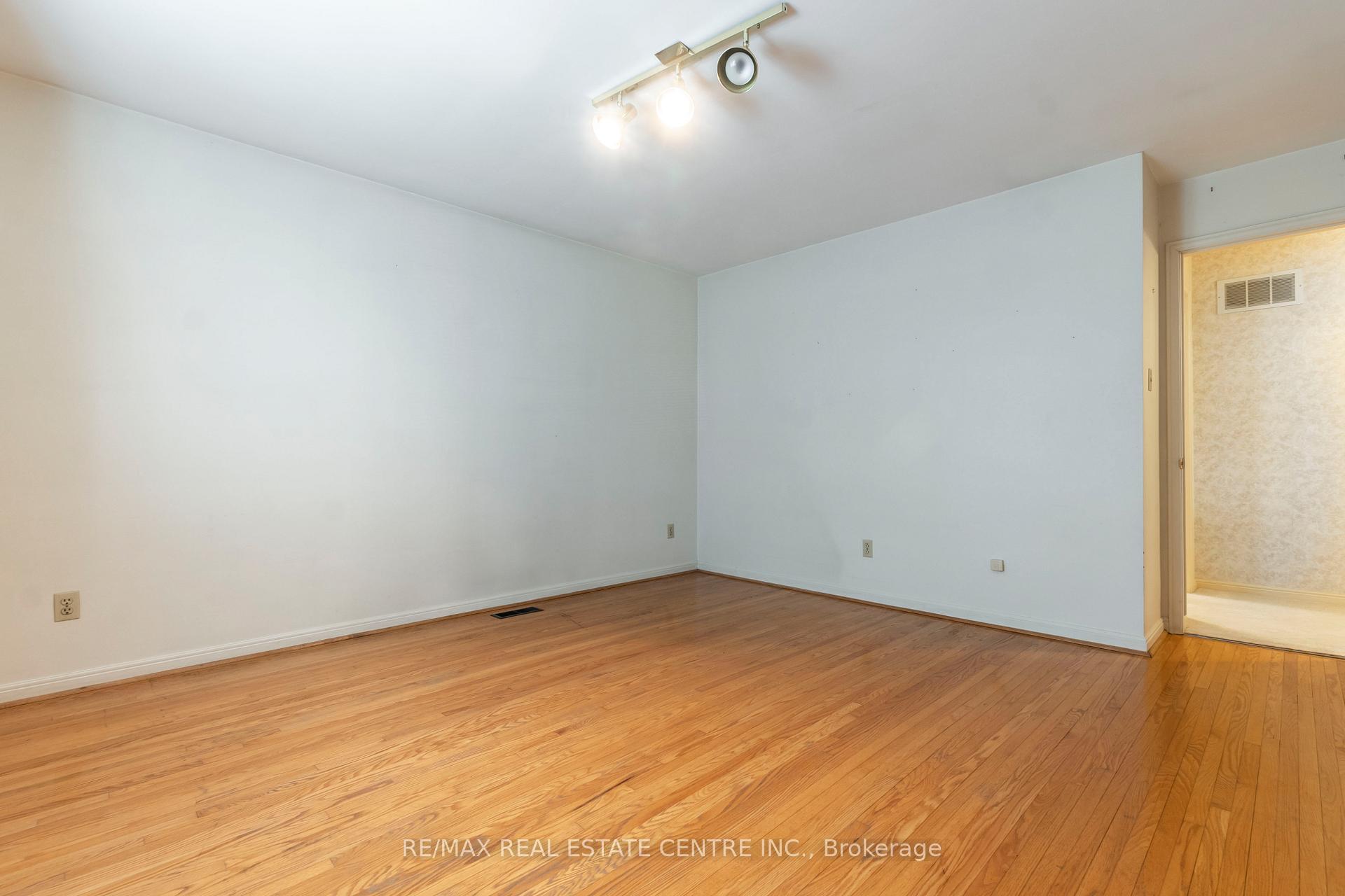 Photo 18 of 2115 No 1Side Road, Burlington, Tyandaga — HOMEH