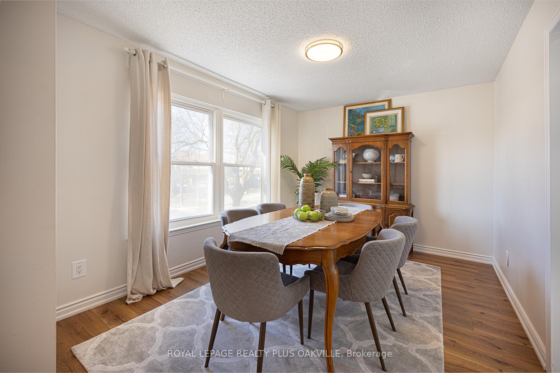 Photo 5 of 24 Menoke Court, Brampton, Heart Lake West — HOMEH