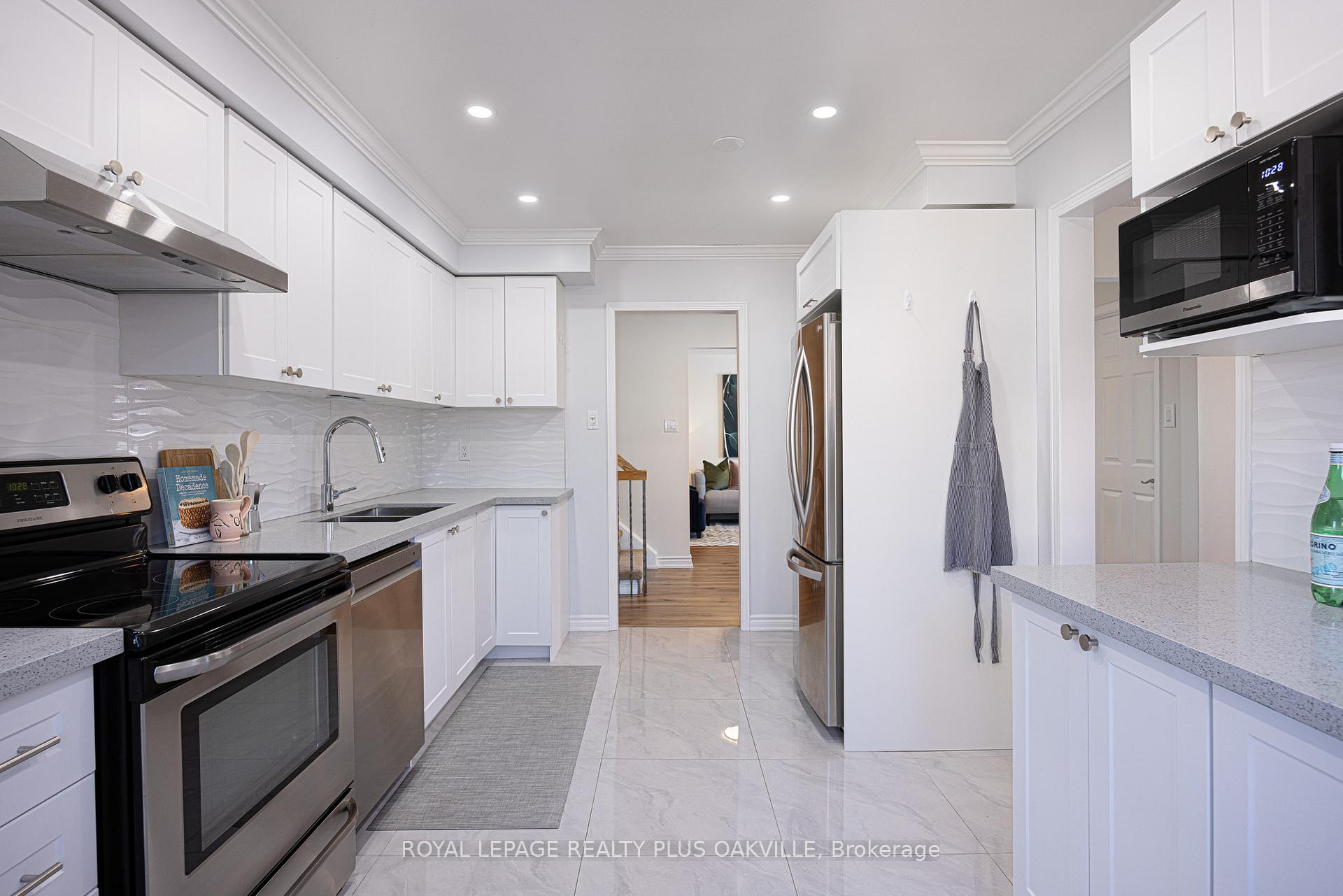 Photo 12 of 24 Menoke Court, Brampton, Heart Lake West — HOMEH