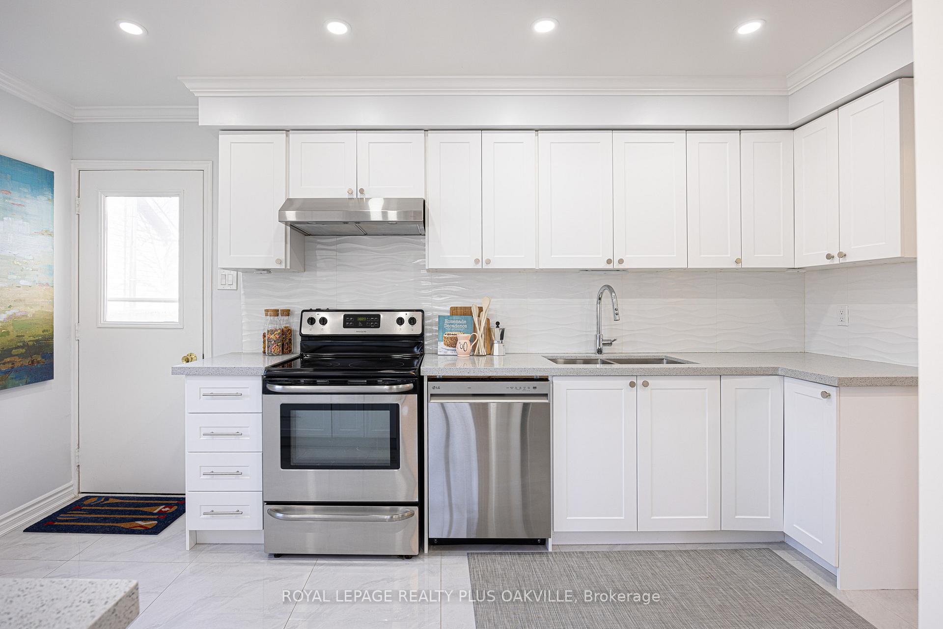 Photo 16 of 24 Menoke Court, Brampton, Heart Lake West — HOMEH