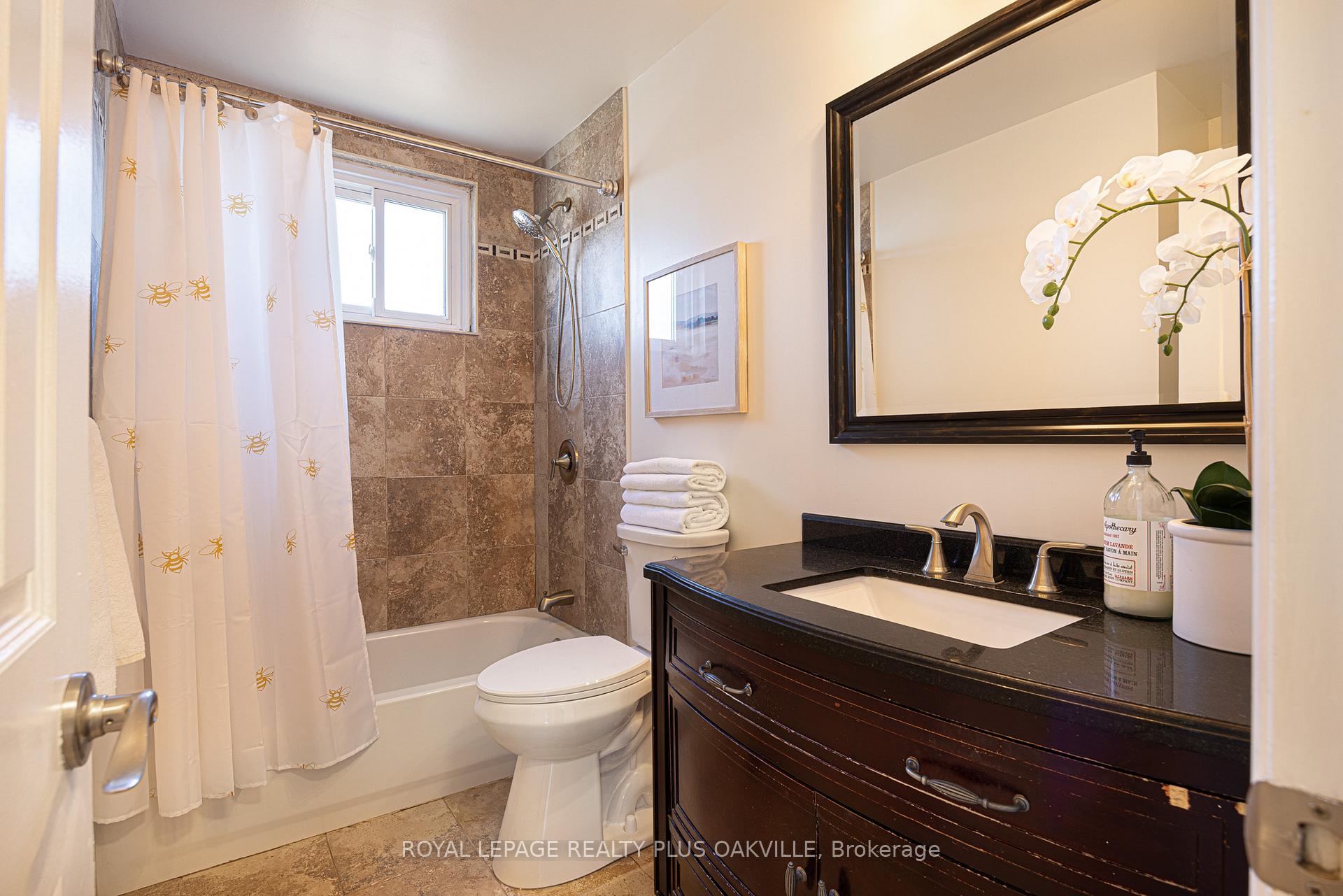 Photo 10 of 24 Menoke Court, Brampton, Heart Lake West — HOMEH