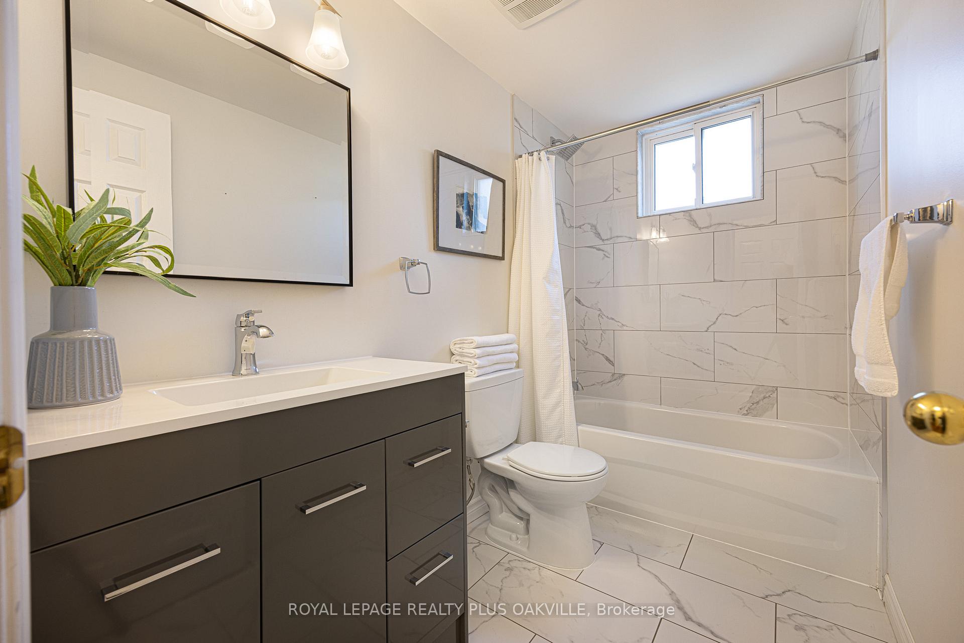Photo 17 of 24 Menoke Court, Brampton, Heart Lake West — HOMEH