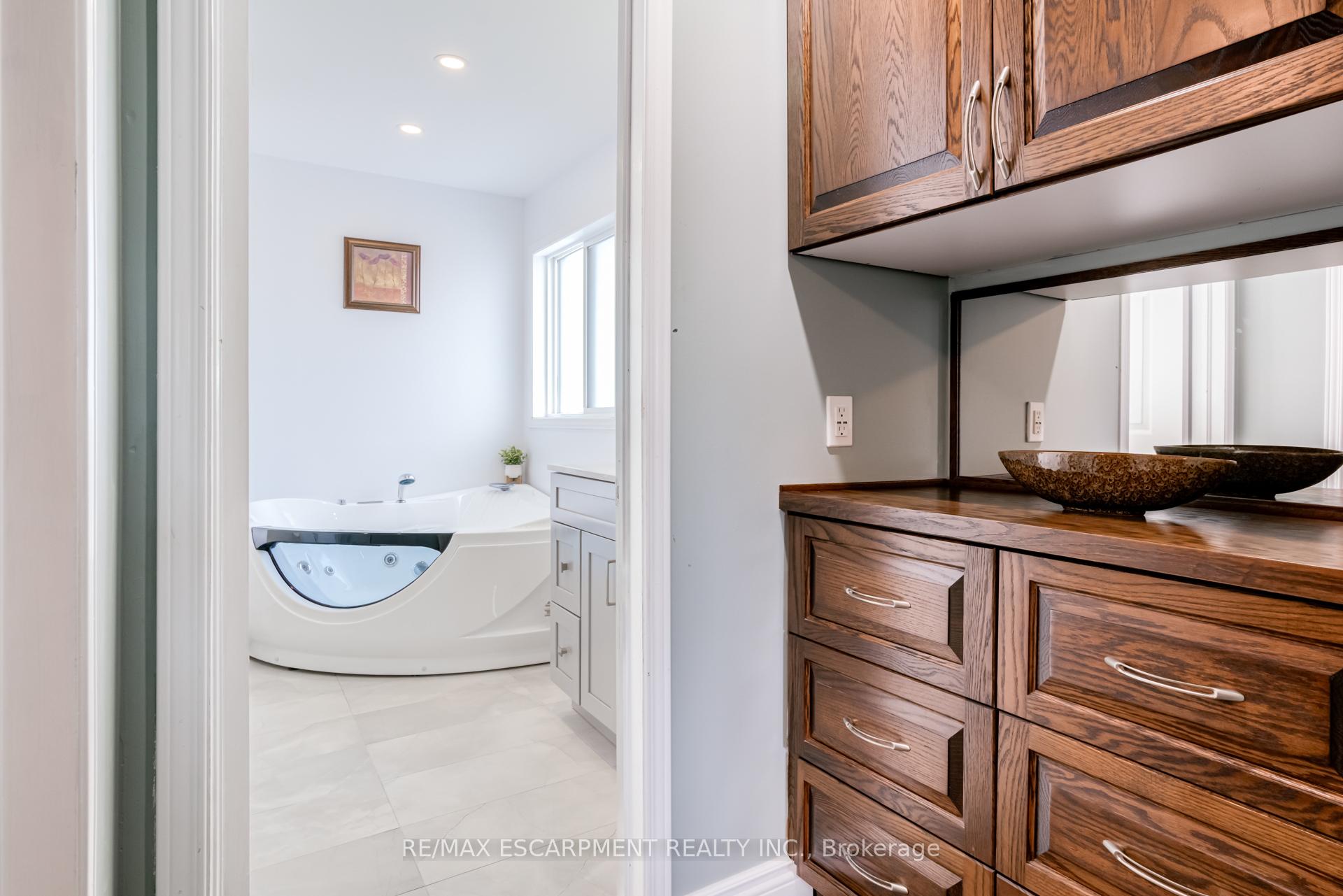 Photo 18 of 5608 Hannah Street, Burlington, Appleby — HOMEH
