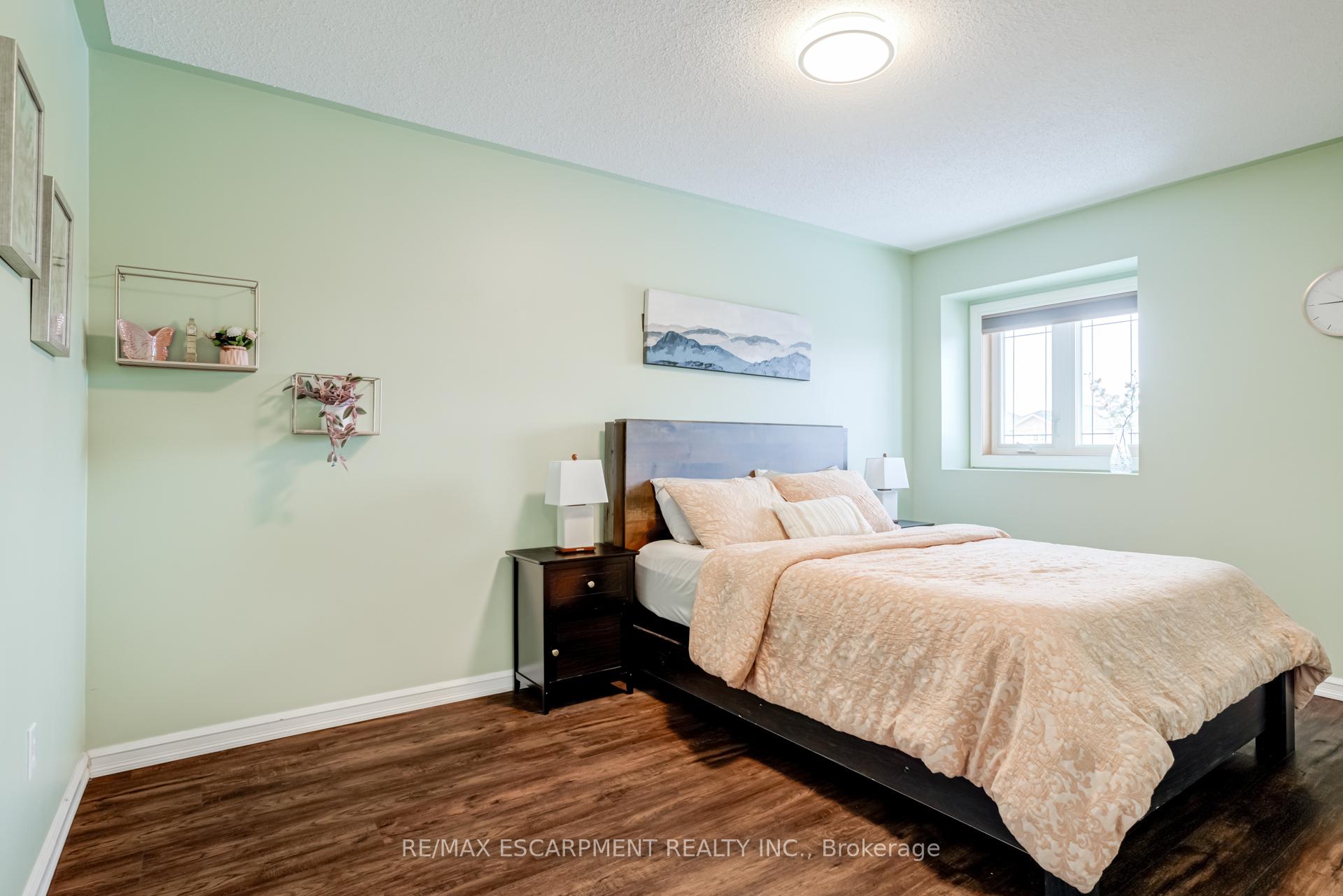 Photo 22 of 5608 Hannah Street, Burlington, Appleby — HOMEH
