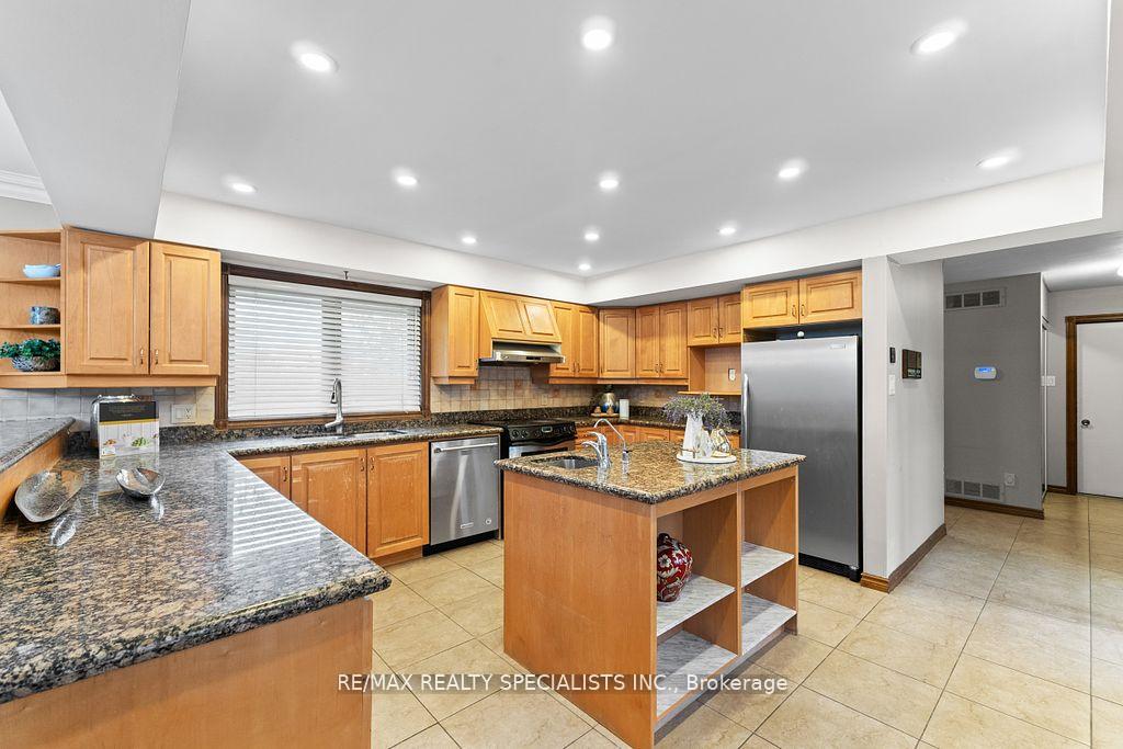 Photo 13 of 24 Rosegarden Drive, Brampton, Toronto Gore Rural Estate — HOMEH