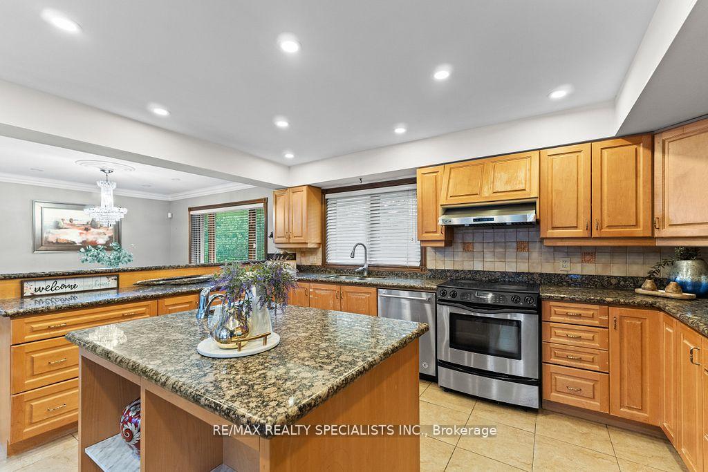 Photo 14 of 24 Rosegarden Drive, Brampton, Toronto Gore Rural Estate — HOMEH