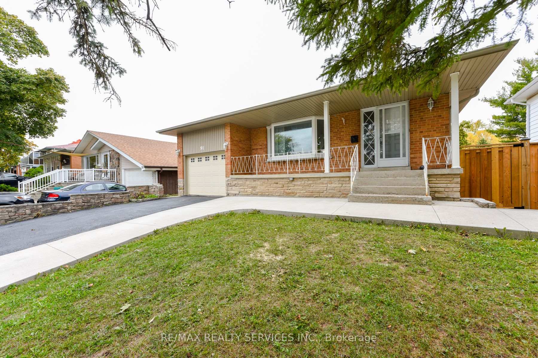 Photo 5 of 91 Ambleside Drive, Brampton, Brampton South — HOMEH