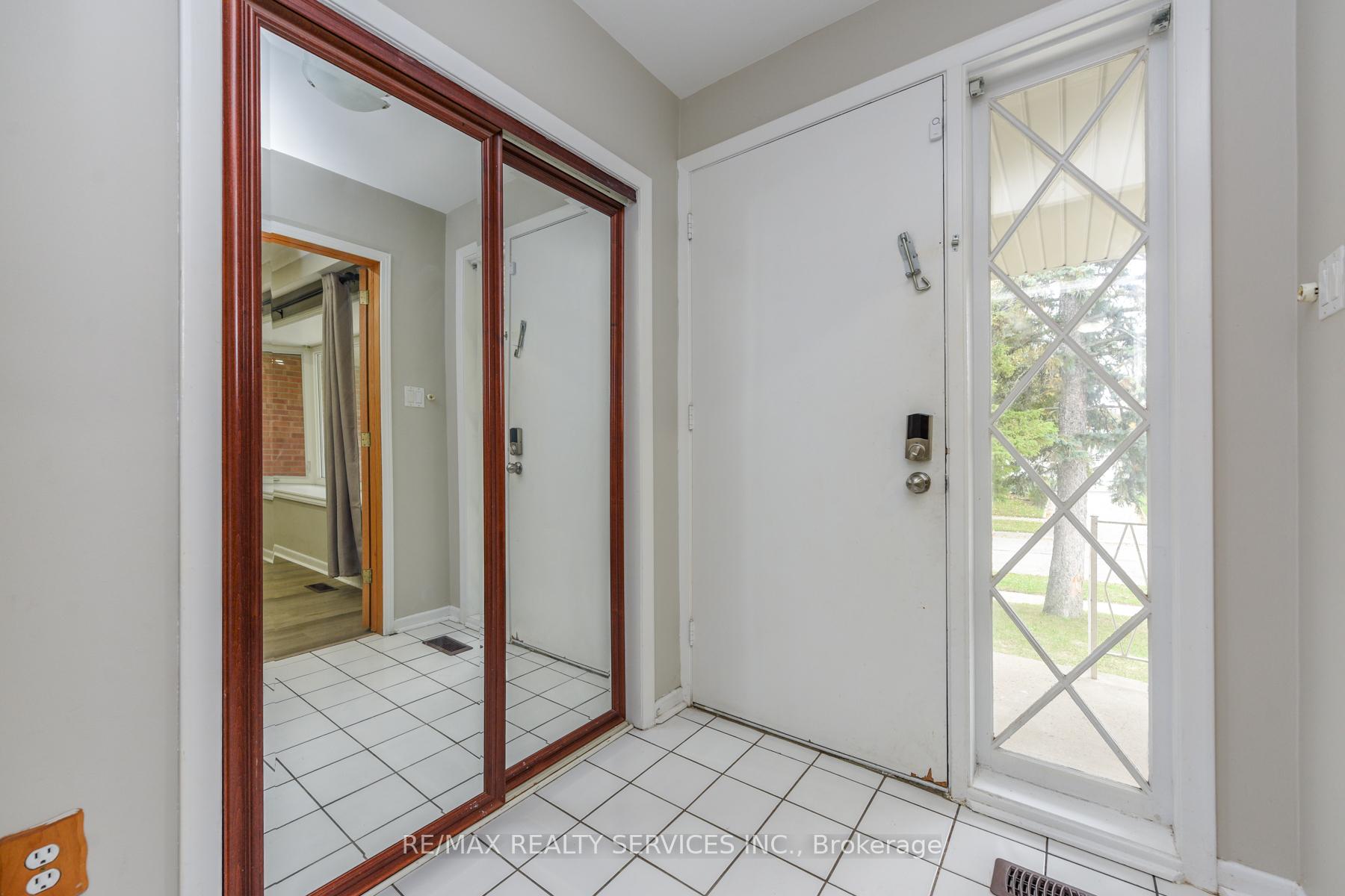 Photo 6 of 91 Ambleside Drive, Brampton, Brampton South — HOMEH
