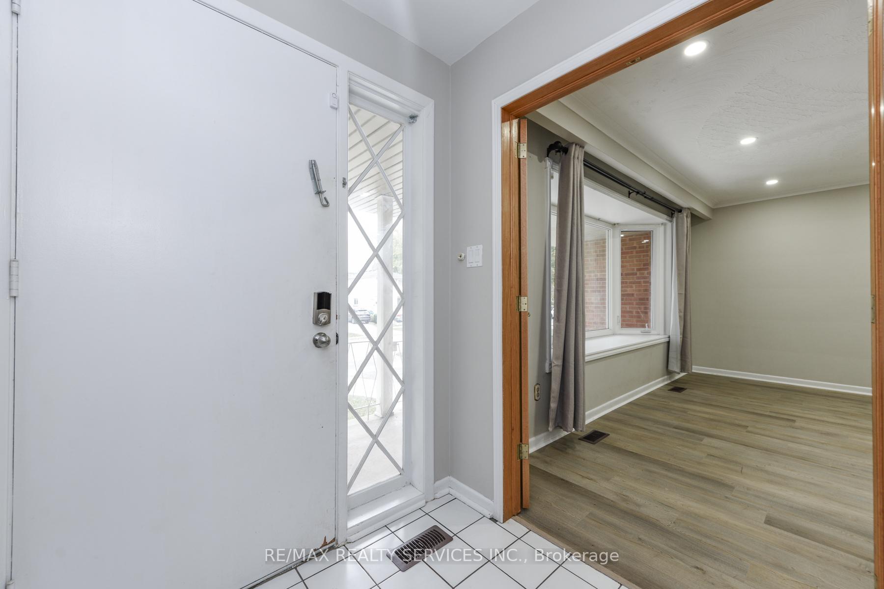 Photo 7 of 91 Ambleside Drive, Brampton, Brampton South — HOMEH