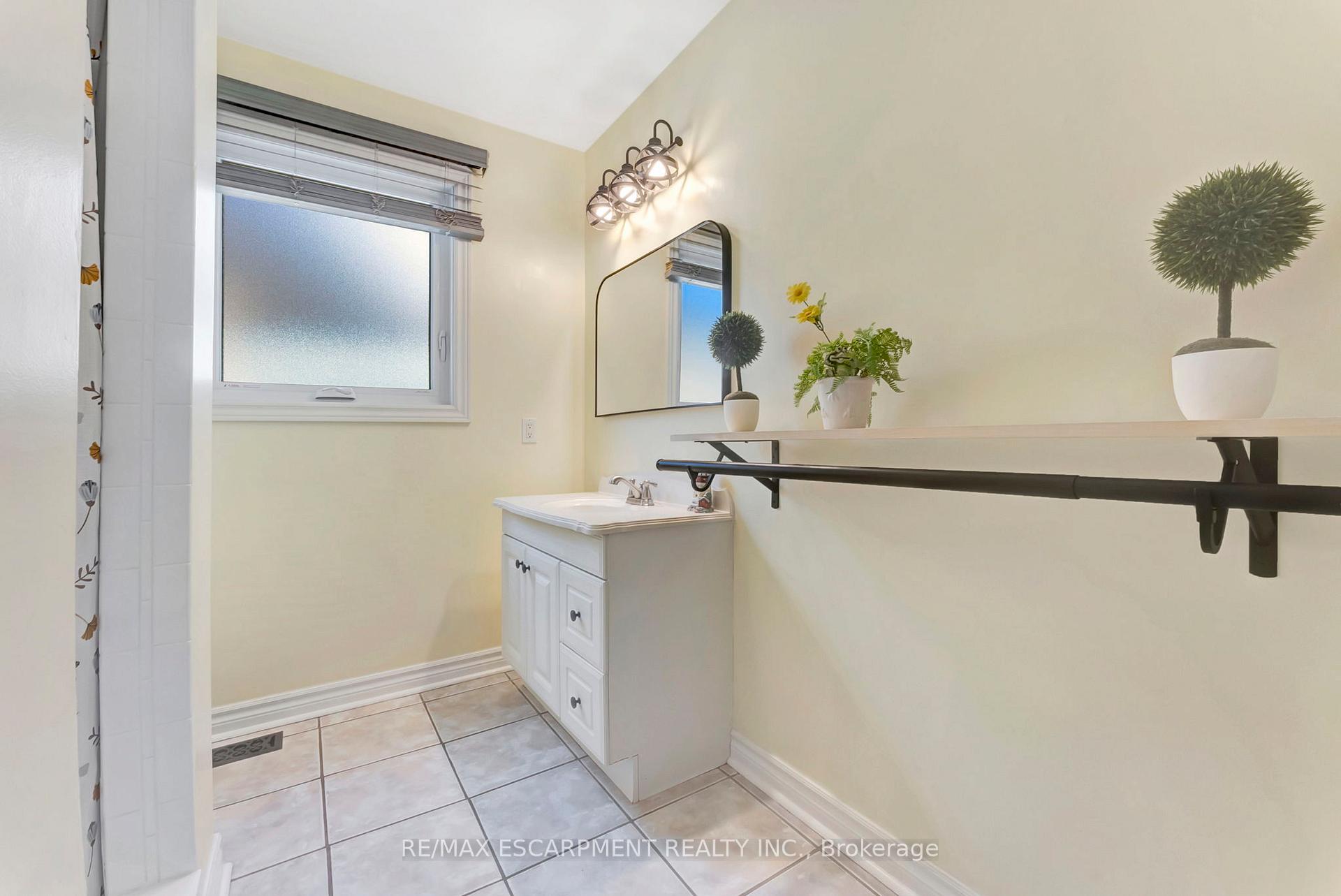 Photo 16 of 2202 Donald Road, Burlington, Headon — HOMEH
