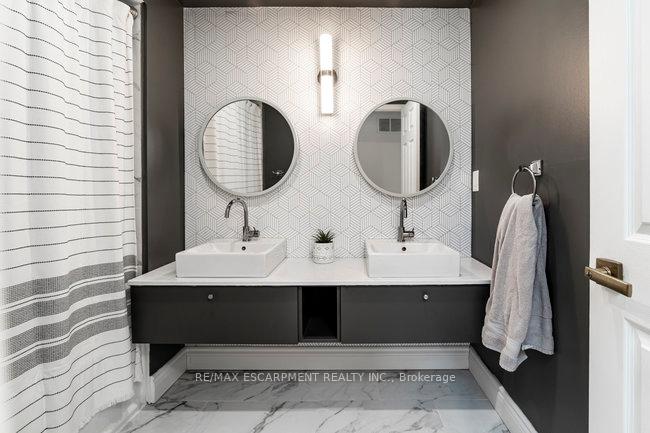 Photo 17 of 9 Bing Crescent, Hamilton, Stoney Creek — HOMEH
