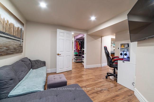 Photo 19 of 9 Bing Crescent, Hamilton, Stoney Creek — HOMEH