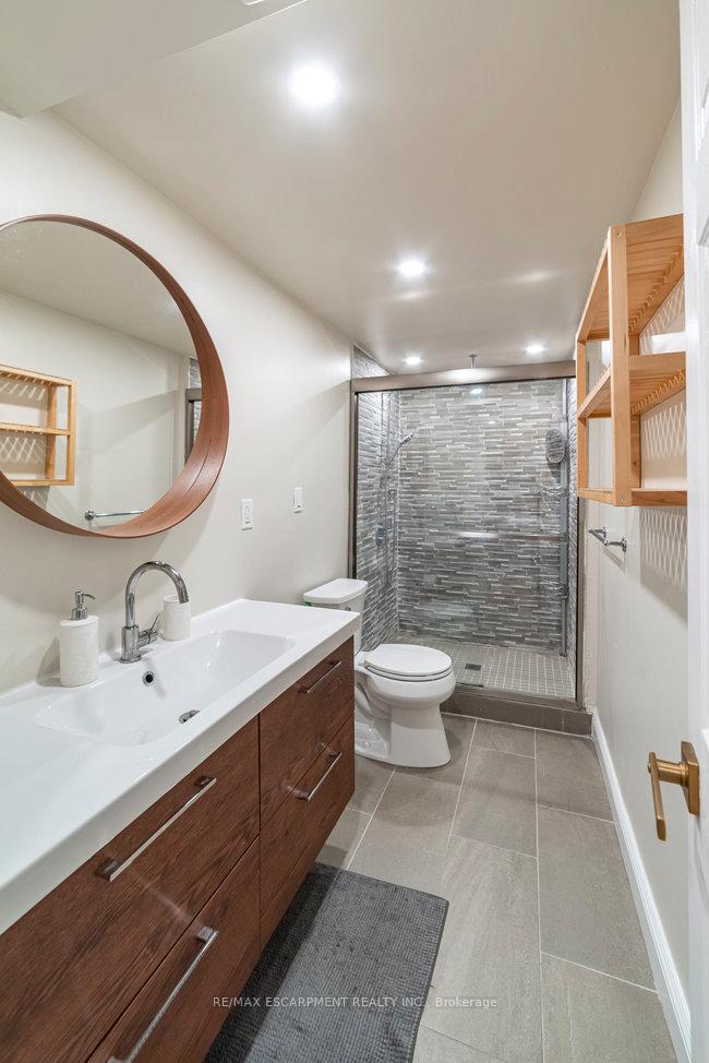 Photo 21 of 9 Bing Crescent, Hamilton, Stoney Creek — HOMEH
