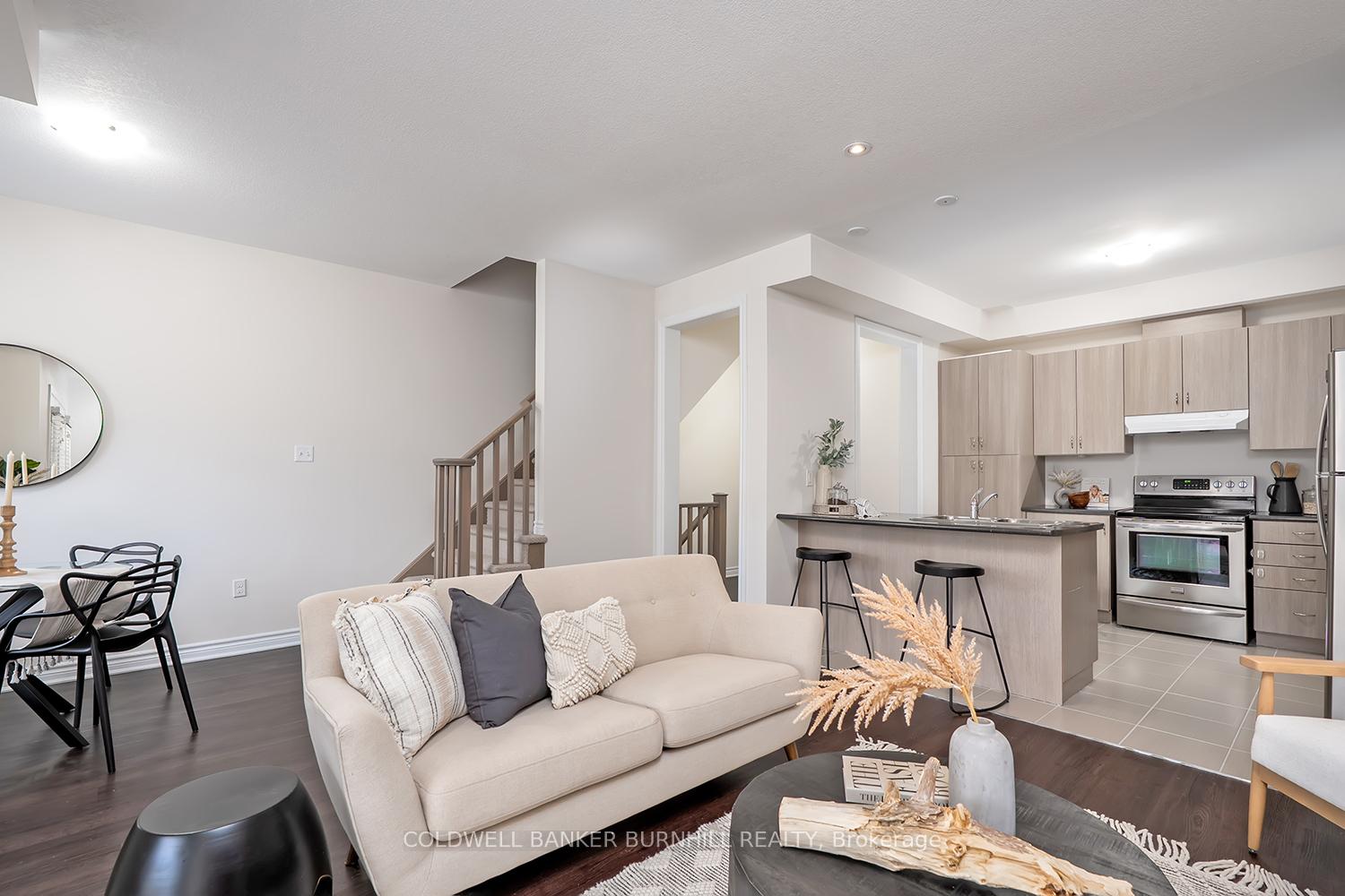 Photo 2 of 8 Hiscott Drive, Hamilton, Waterdown — HOMEH