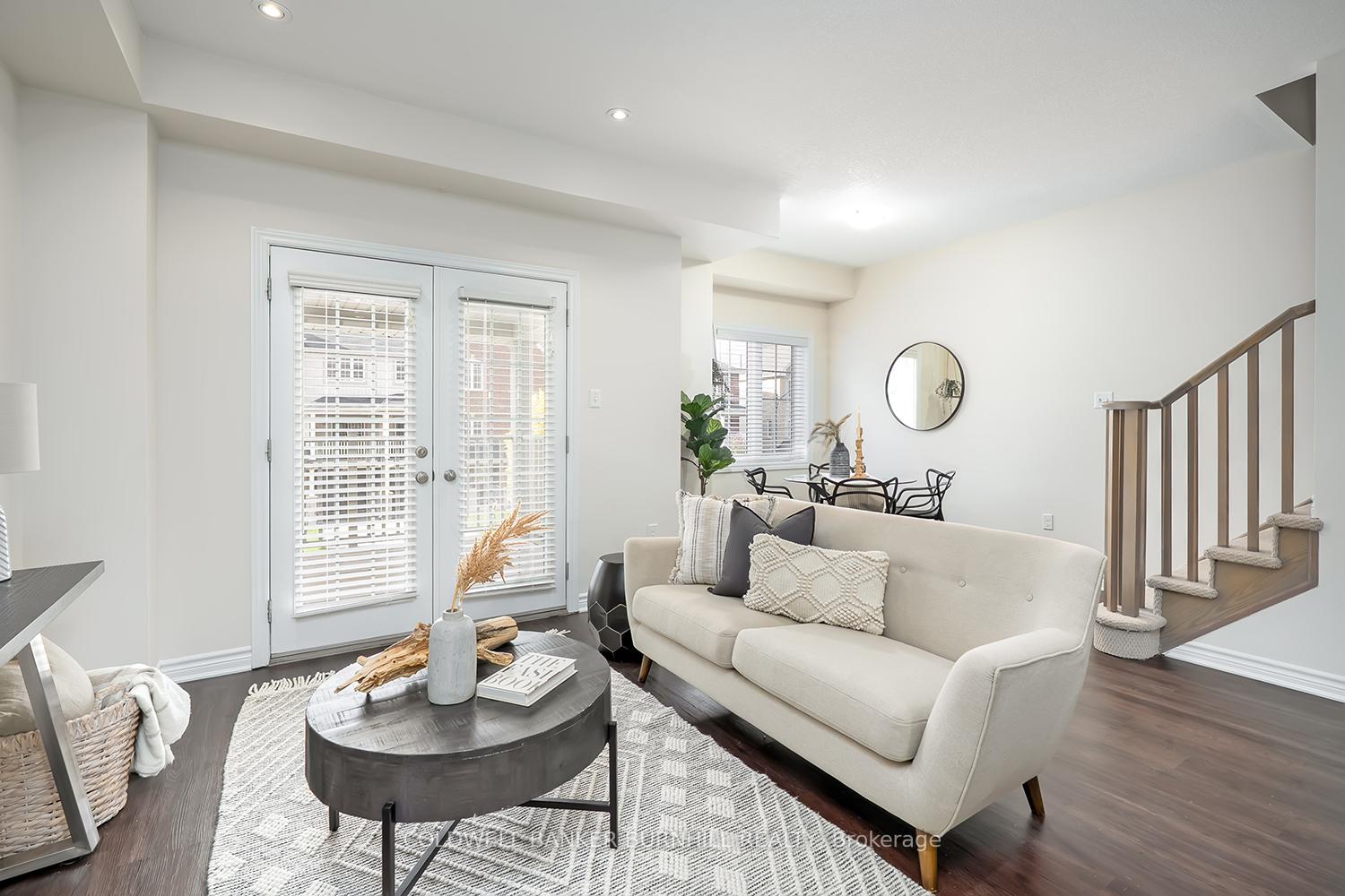 Photo 5 of 8 Hiscott Drive, Hamilton, Waterdown — HOMEH