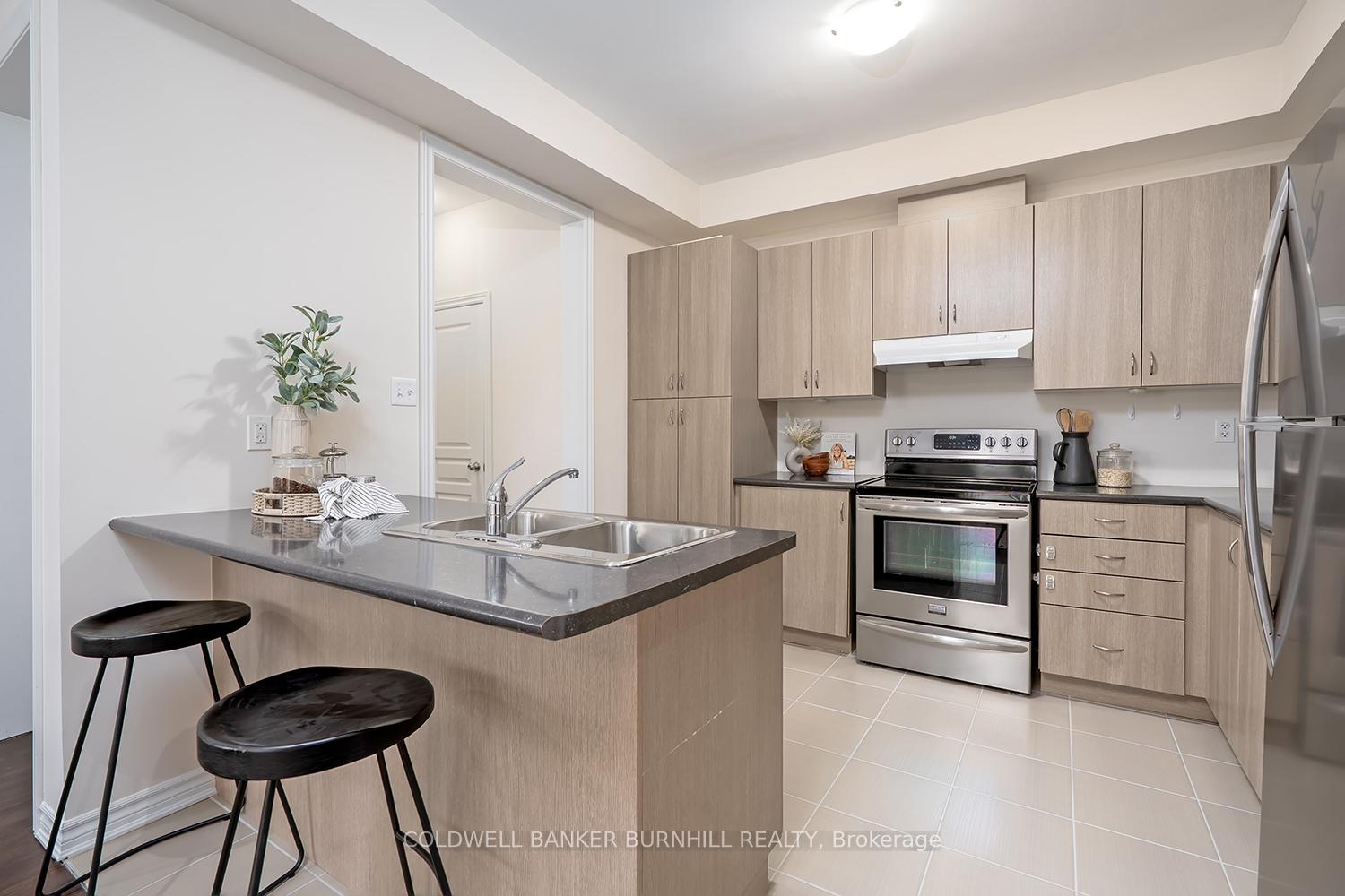 Photo 10 of 8 Hiscott Drive, Hamilton, Waterdown — HOMEH
