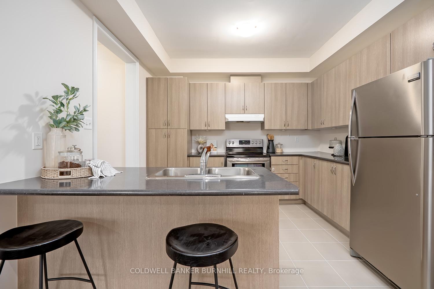 Photo 12 of 8 Hiscott Drive, Hamilton, Waterdown — HOMEH
