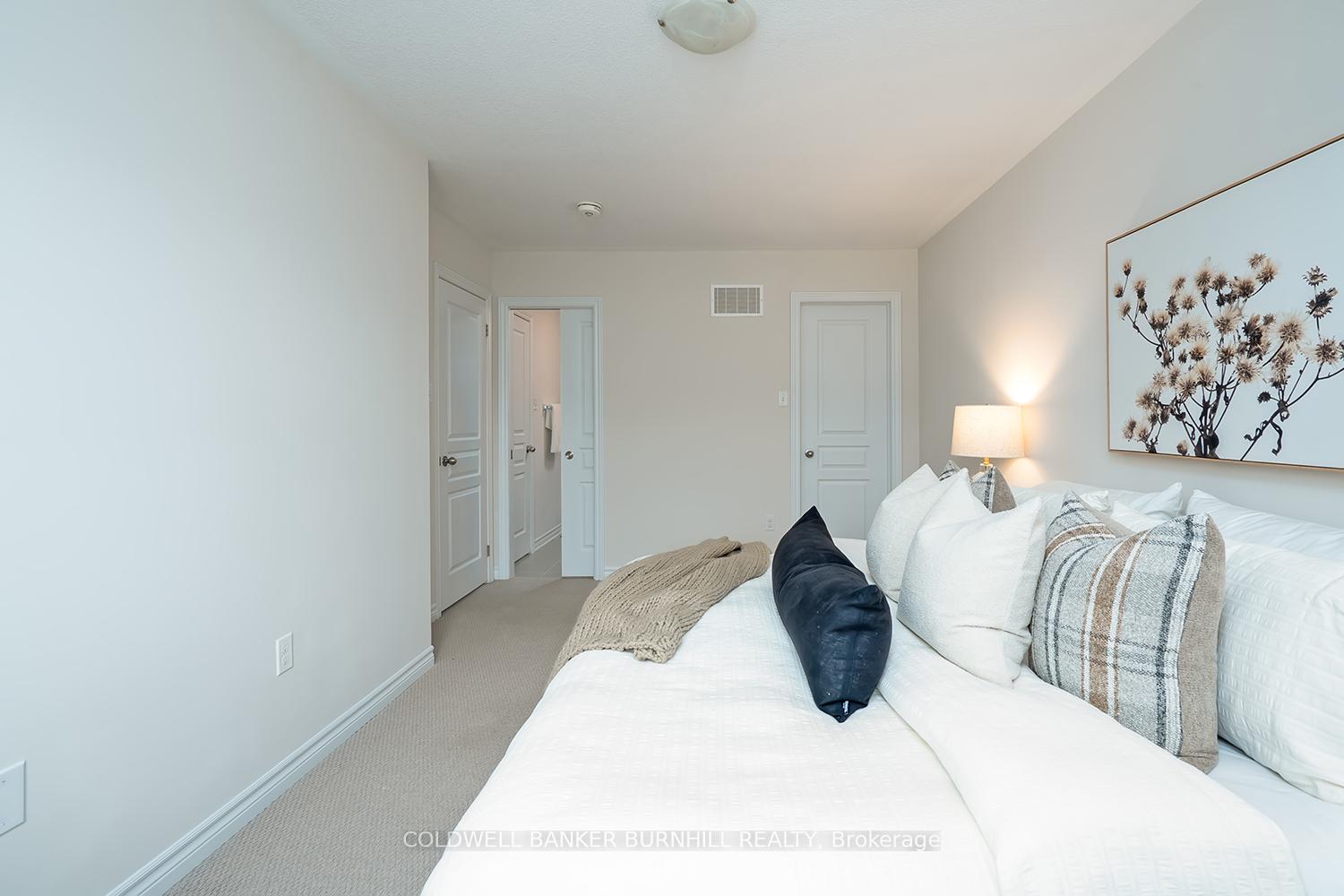 Photo 32 of 8 Hiscott Drive, Hamilton, Waterdown — HOMEH