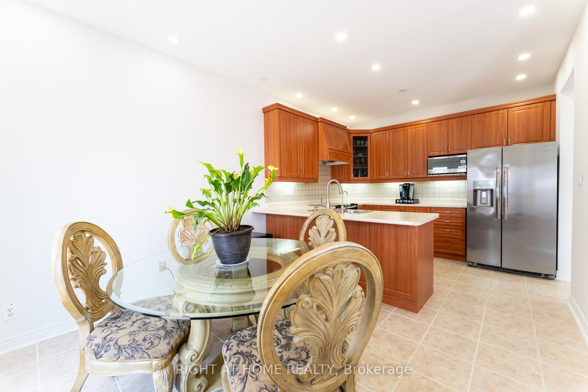 Photo 5 of 15 Tournament Drive, Brampton, Snelgrove — HOMEH