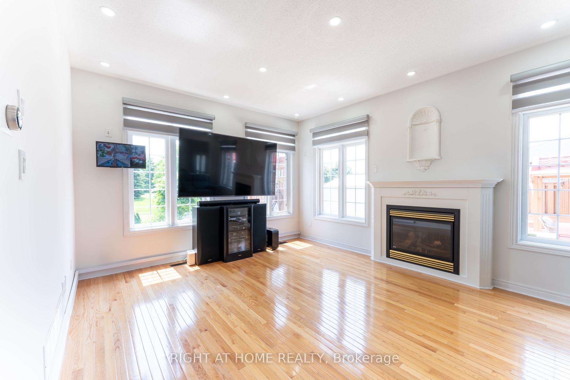 Photo 9 of 15 Tournament Drive, Brampton, Snelgrove — HOMEH