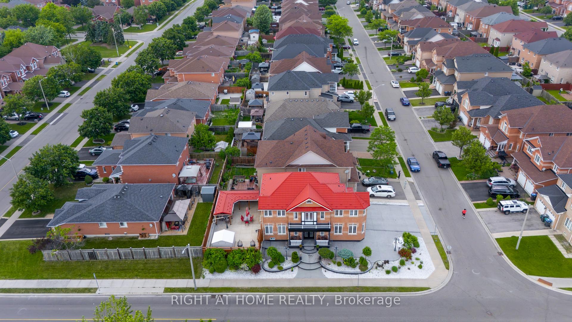 Photo 16 of 15 Tournament Drive, Brampton, Snelgrove — HOMEH