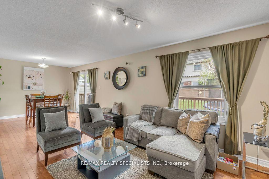 Photo 5 of 65 Somerset Drive, Brampton, Heart Lake West — HOMEH