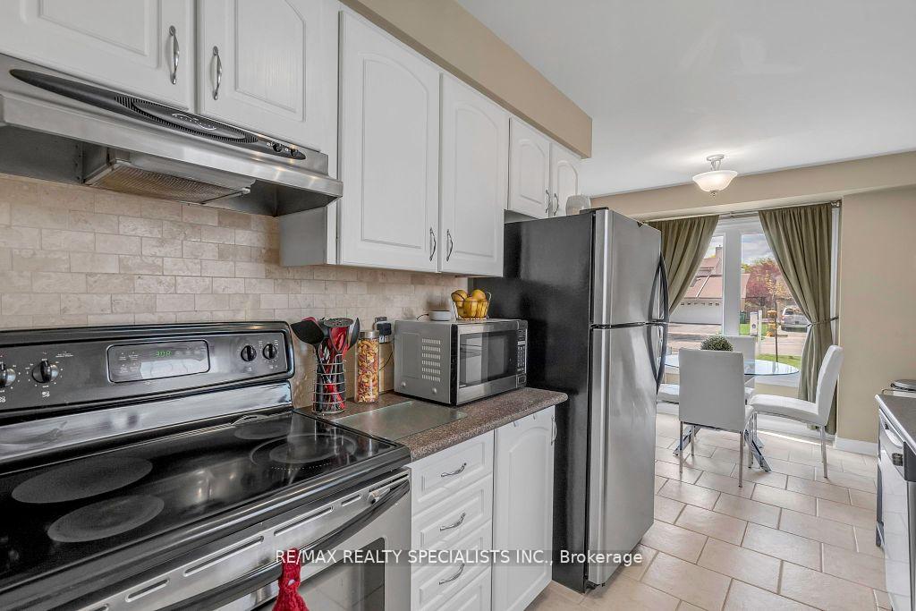 Photo 11 of 65 Somerset Drive, Brampton, Heart Lake West — HOMEH
