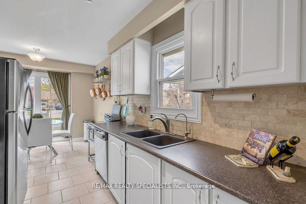 Photo 10 of 65 Somerset Drive, Brampton, Heart Lake West — HOMEH