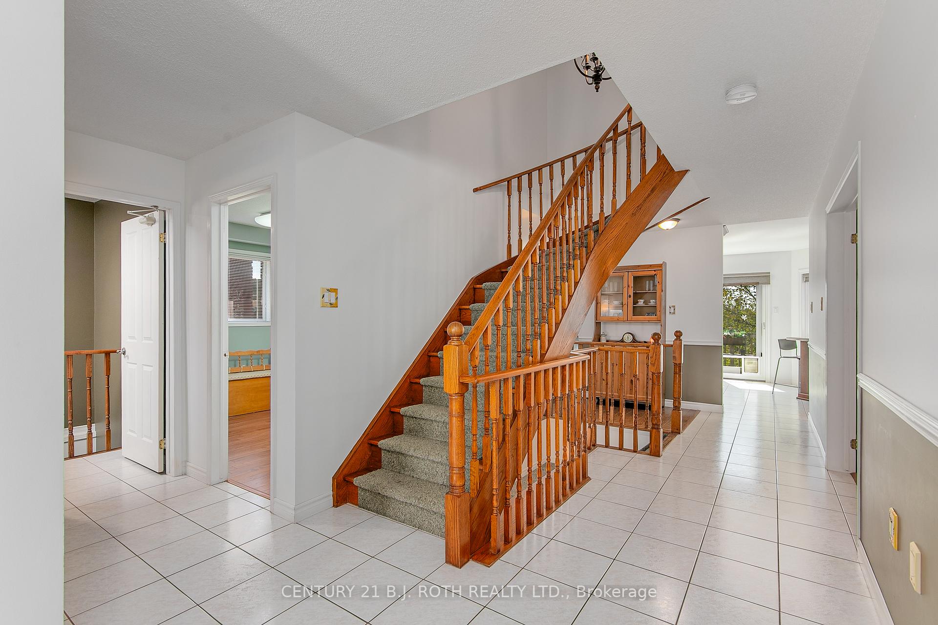 Photo 4 of 57 Finlay Road, Barrie, West Bayfield — HOMEH