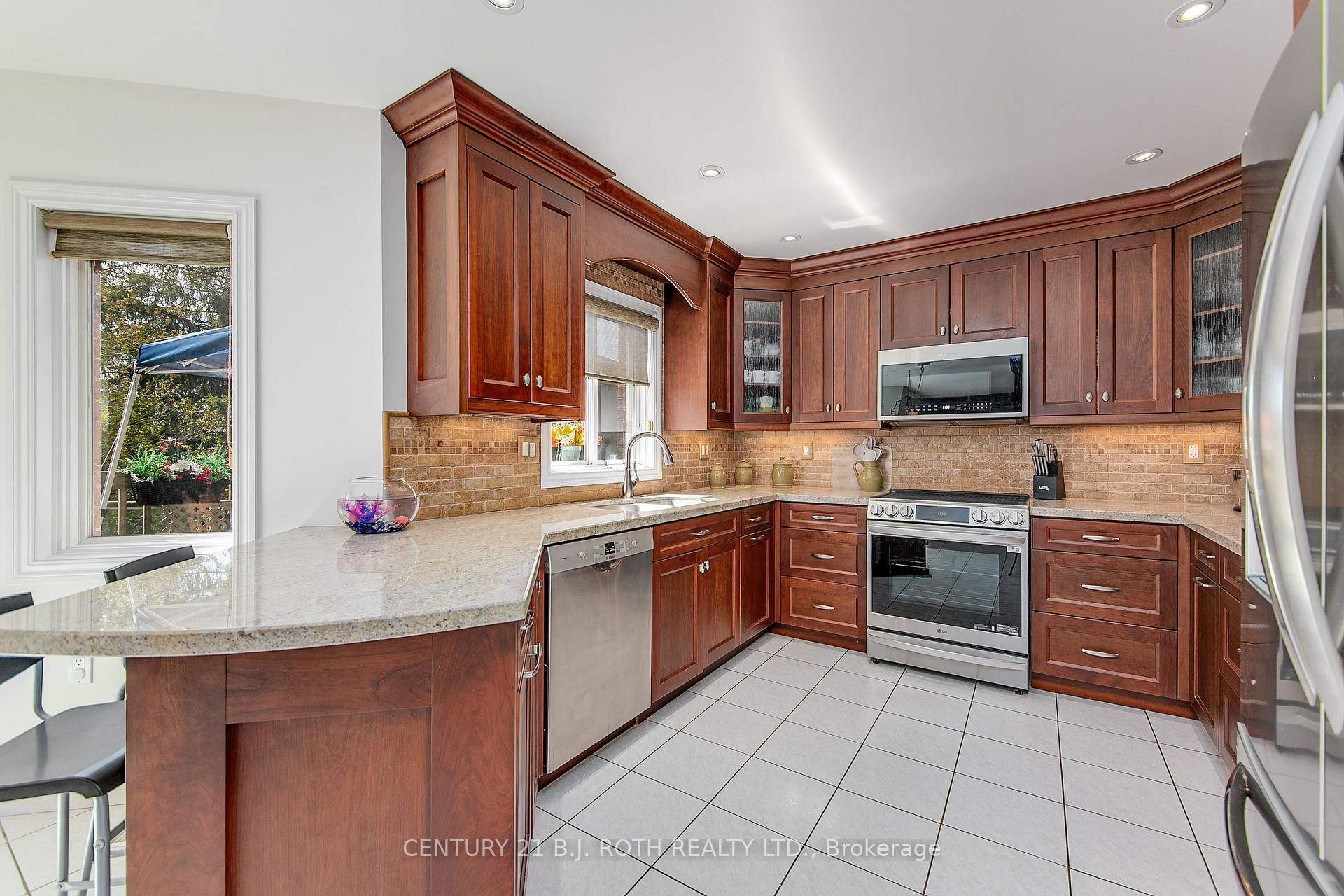 Photo 9 of 57 Finlay Road, Barrie, West Bayfield — HOMEH