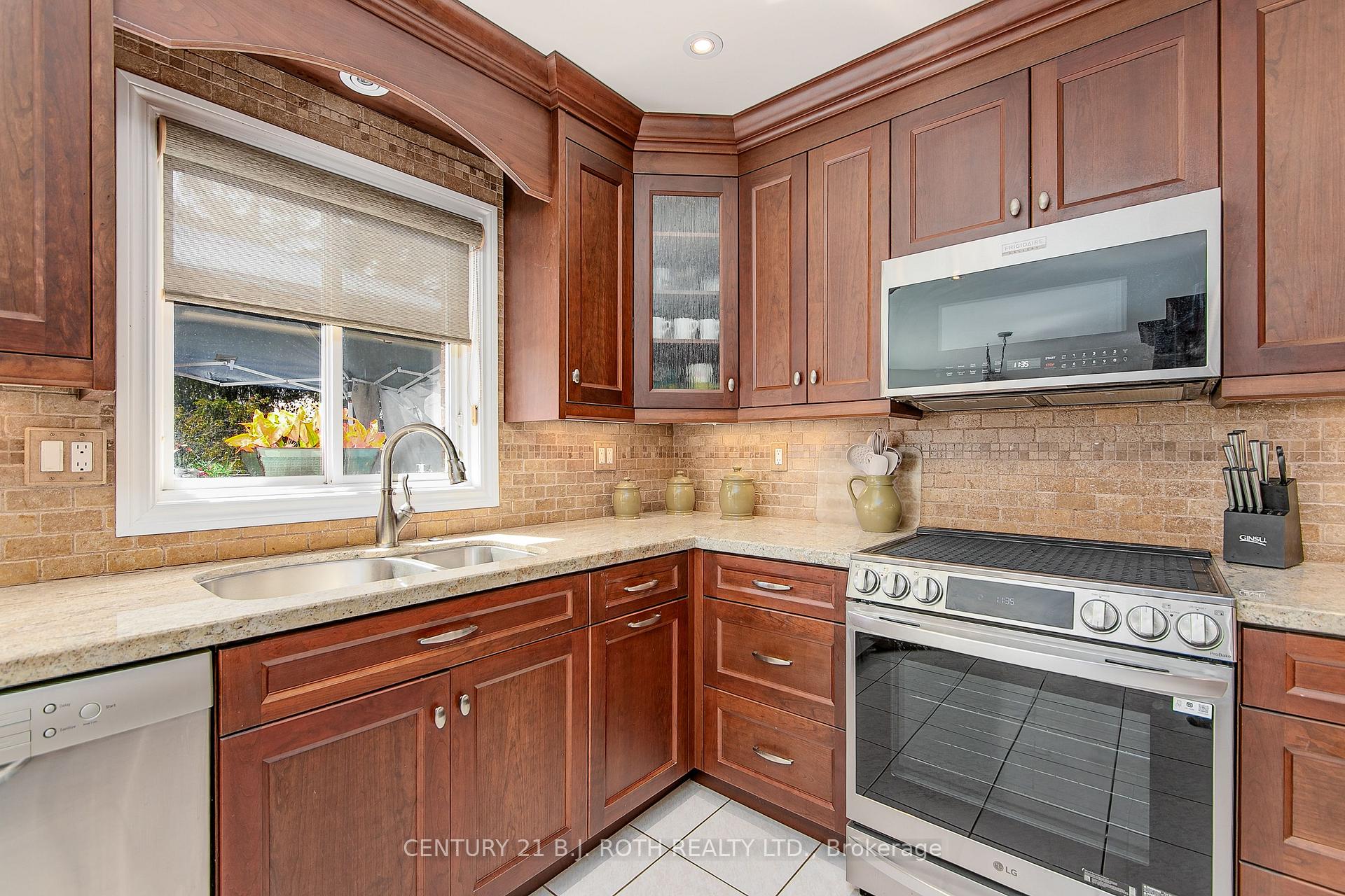 Photo 10 of 57 Finlay Road, Barrie, West Bayfield — HOMEH