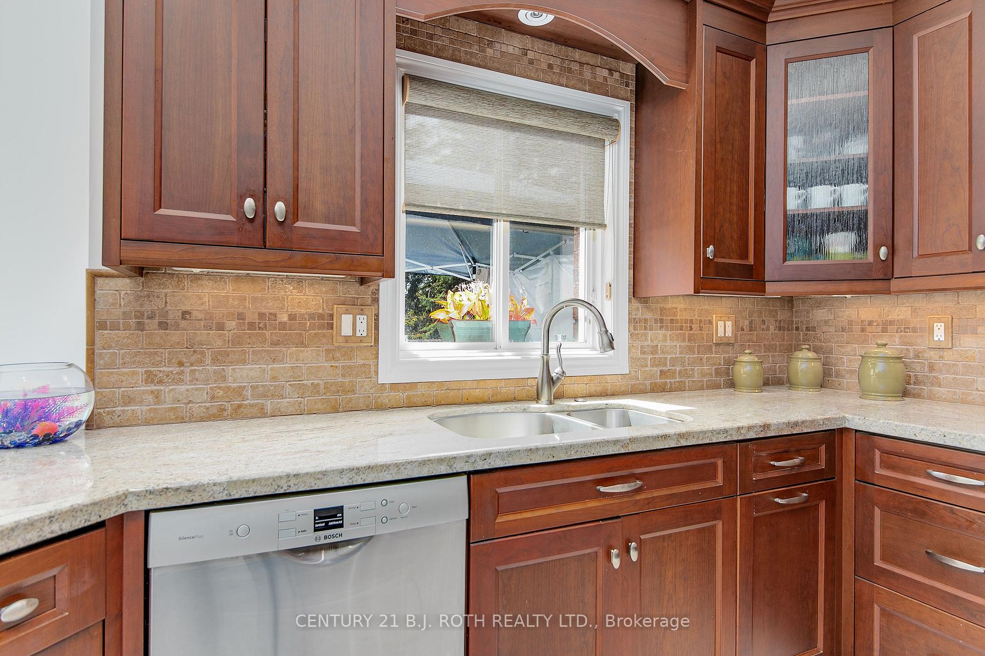 Photo 14 of 57 Finlay Road, Barrie, West Bayfield — HOMEH