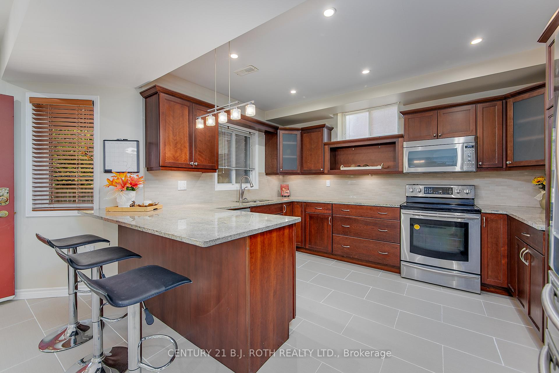 Photo 35 of 57 Finlay Road, Barrie, West Bayfield — HOMEH