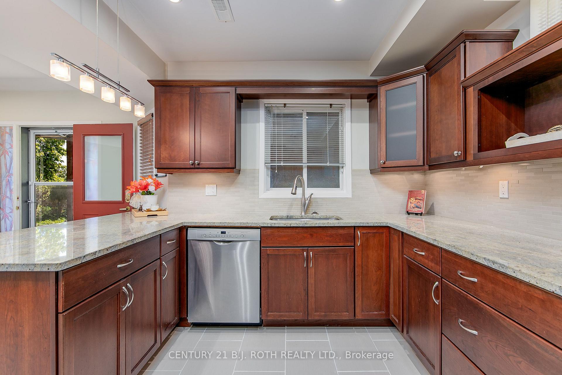 Photo 37 of 57 Finlay Road, Barrie, West Bayfield — HOMEH