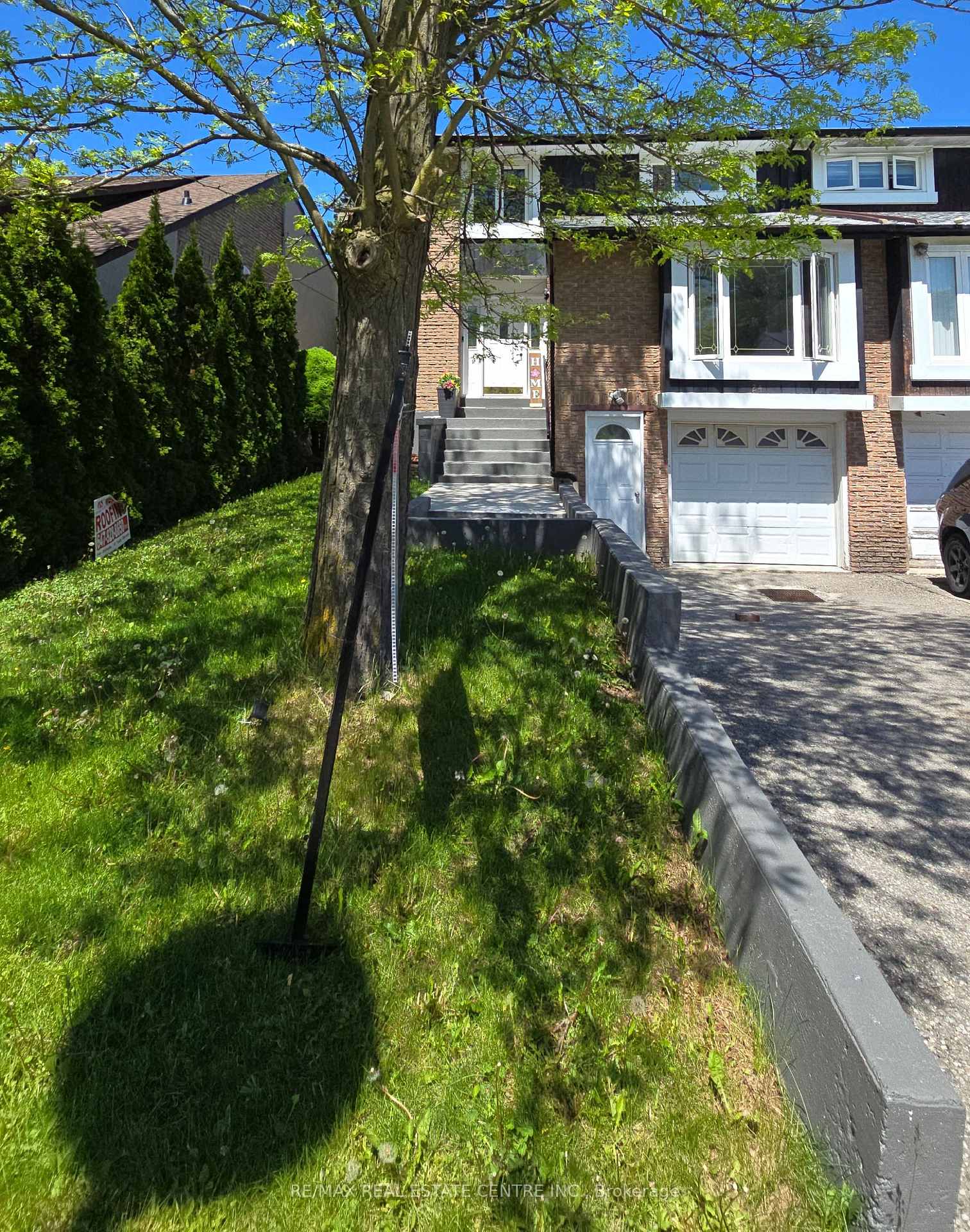 Photo 4 of 24 Salisbury Circle, Brampton, Brampton North — HOMEH