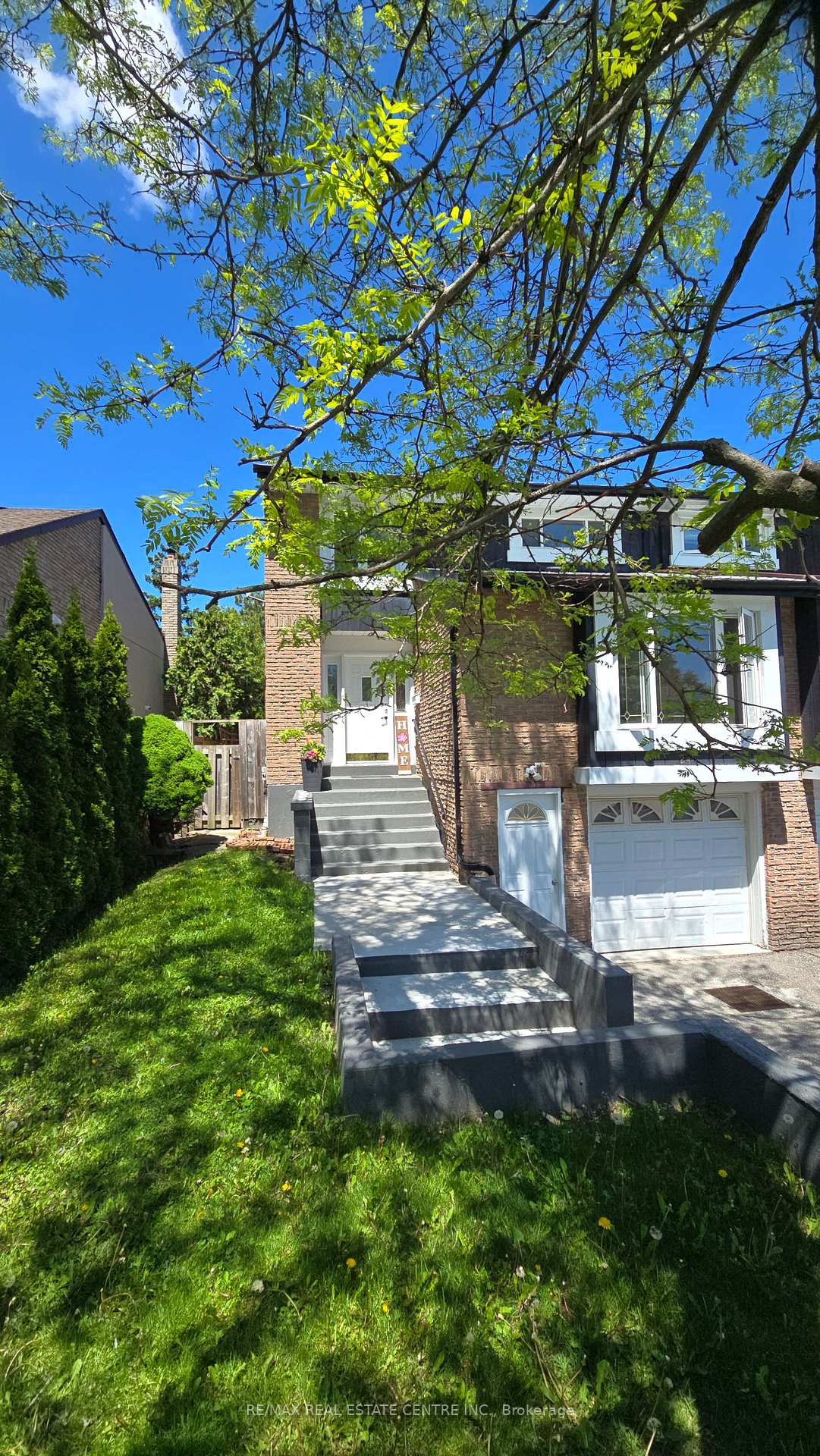 Photo 6 of 24 Salisbury Circle, Brampton, Brampton North — HOMEH