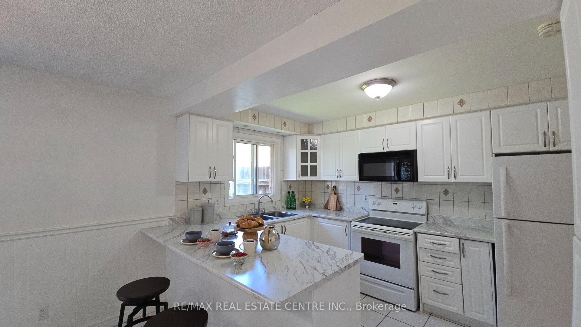 Photo 11 of 24 Salisbury Circle, Brampton, Brampton North — HOMEH