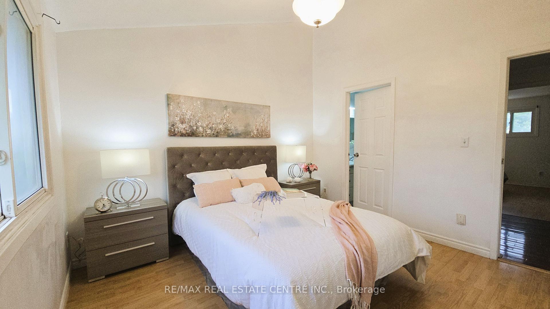 Photo 5 of 24 Salisbury Circle, Brampton, Brampton North — HOMEH