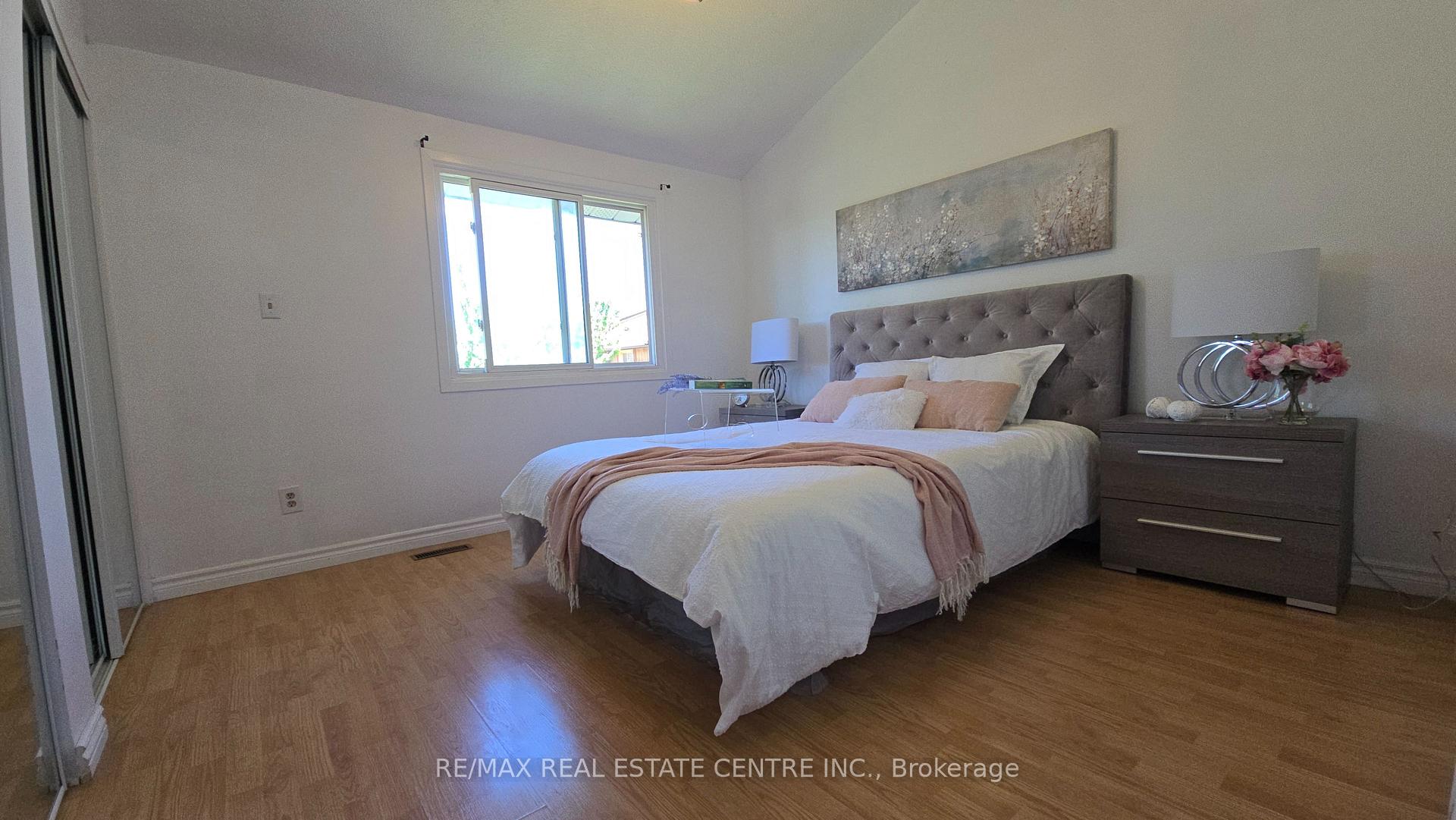 Photo 10 of 24 Salisbury Circle, Brampton, Brampton North — HOMEH